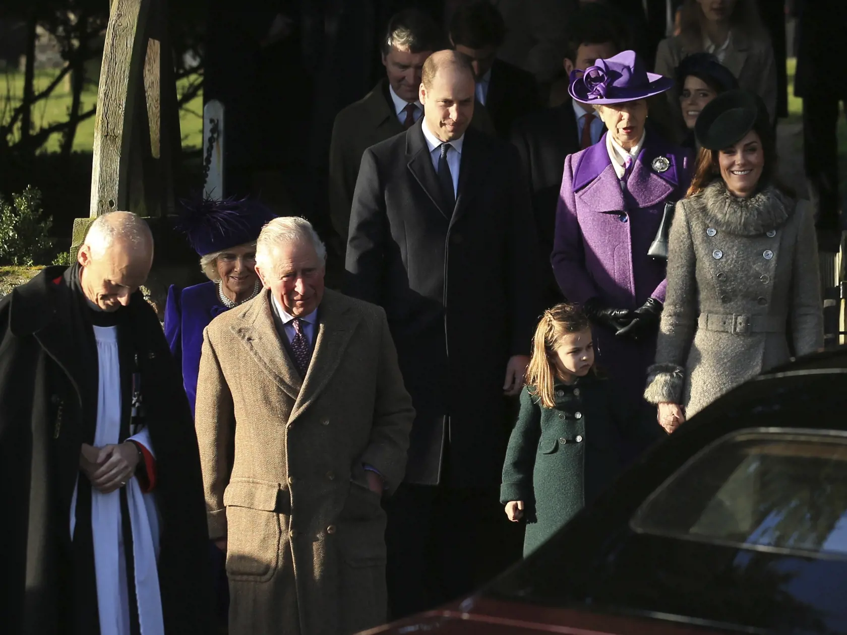 Veľká premiéra kráľovských súrodencov: Charlotte a George sa chopili vianočných povinnosti. Po vianočnej bohoslužbe zdravili verejnost.