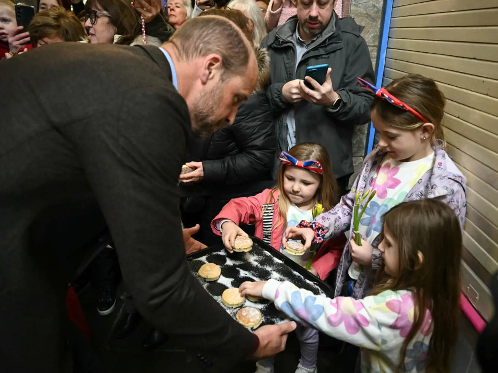 Princezná Kate s princom Williamom si vyskúšali upiecť tradičné waleské koláčiky, ktoré potom rozdali. 