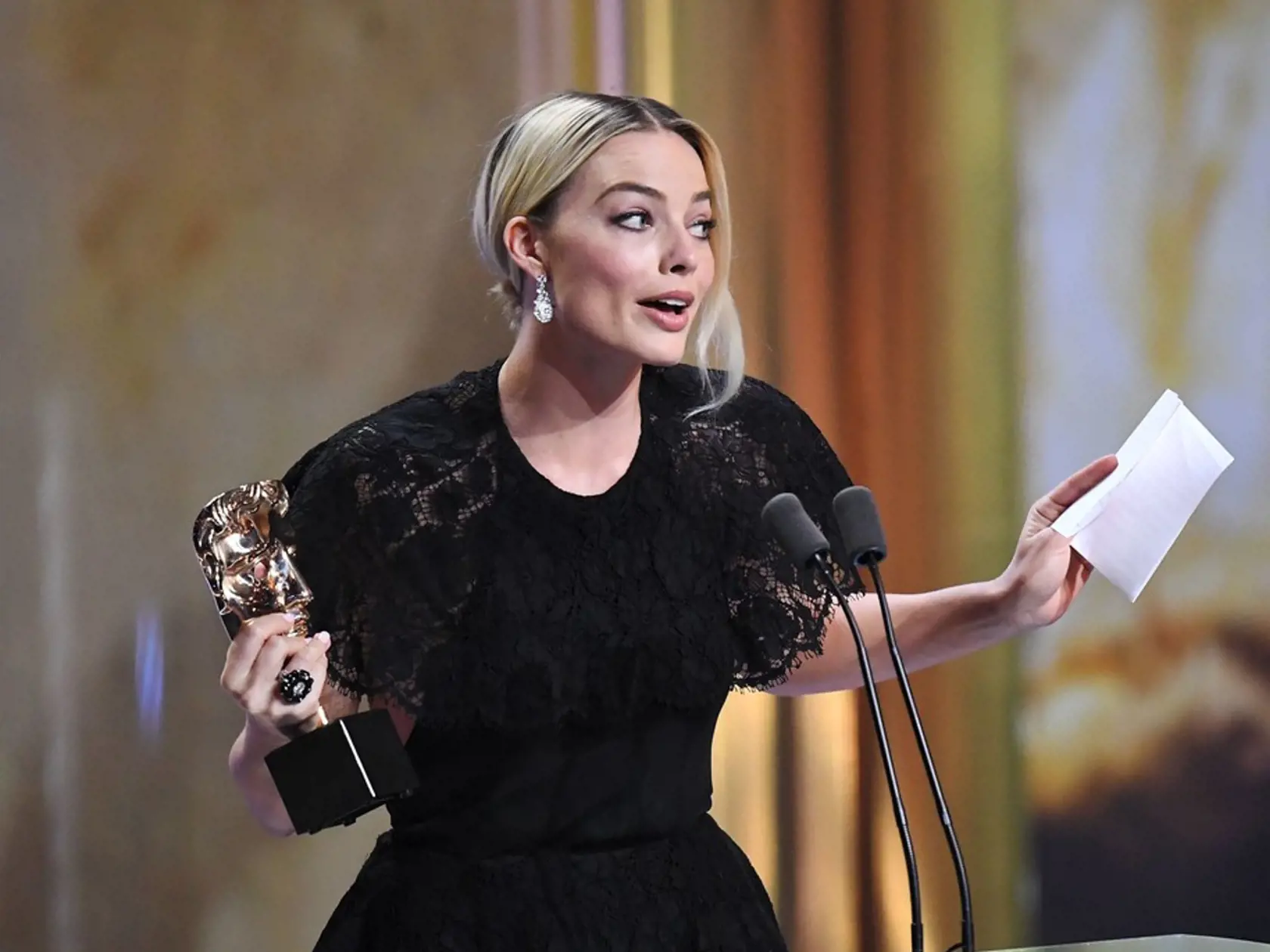 Herečka Margot Robbie na udeľovaní britských filmových cien BAFTA prebrala ocenenie za svojho kolegu Brada Pitta. Prečítala pritom jeho štipľavý odkaz.