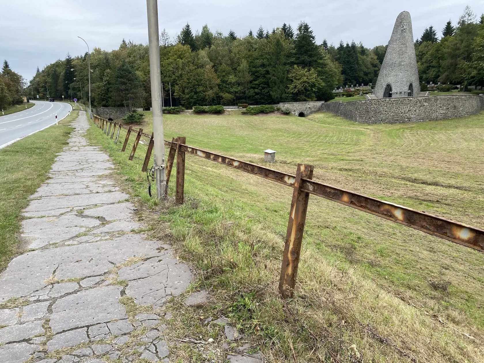 Zničený chodník vedúci k Pamätníku Československej armády na Dukle, ktorý je národnou kultúrnou pamiatkou pripomínajúcou spoločnú operáciu sovietskych a česko-slovenských vojsk o Dukliansky priesmyk, ktorá sa tu odohrala na jeseň v roku 1944.