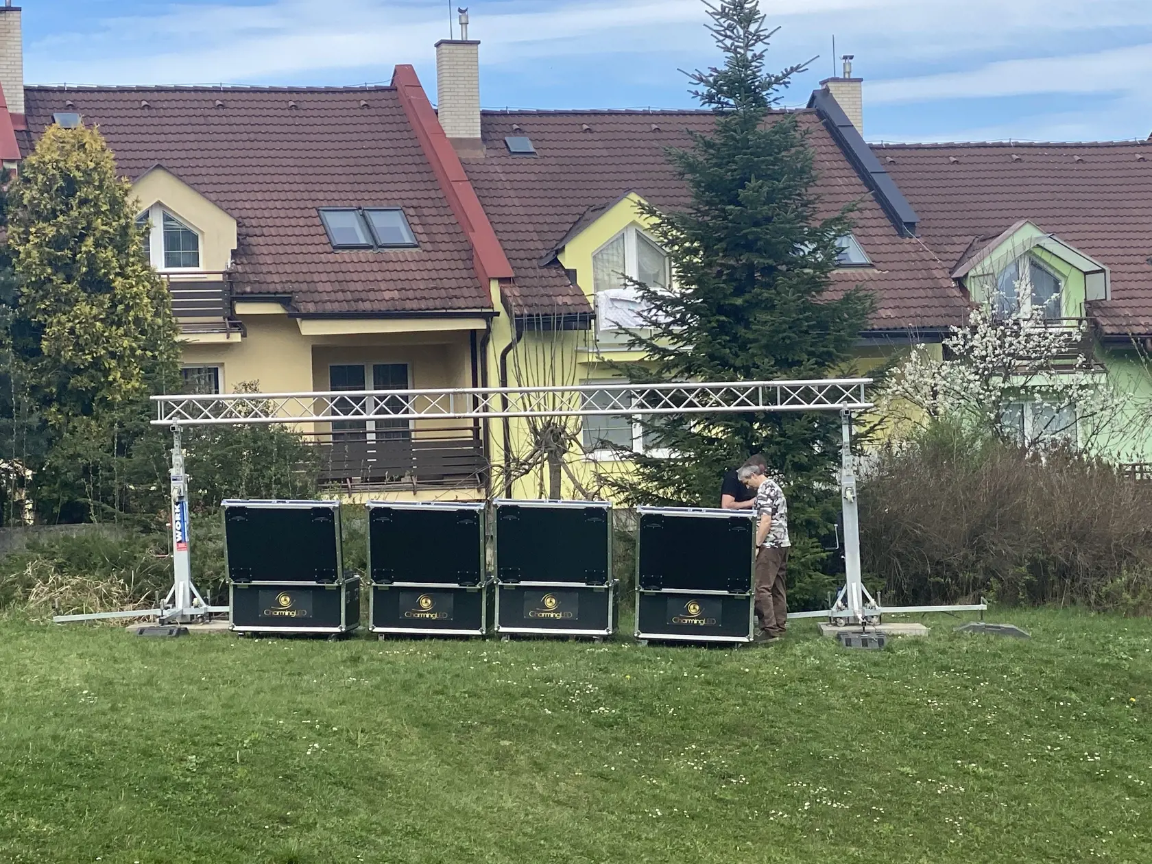 Prípravy na pohreb troch zosnulých gymnazistiek zo StarejĽubovne, ktoré zomreli 6. 4. 2024 pri nehode v Spišskom Podhradí neďaleko Spišskej Kapituly.