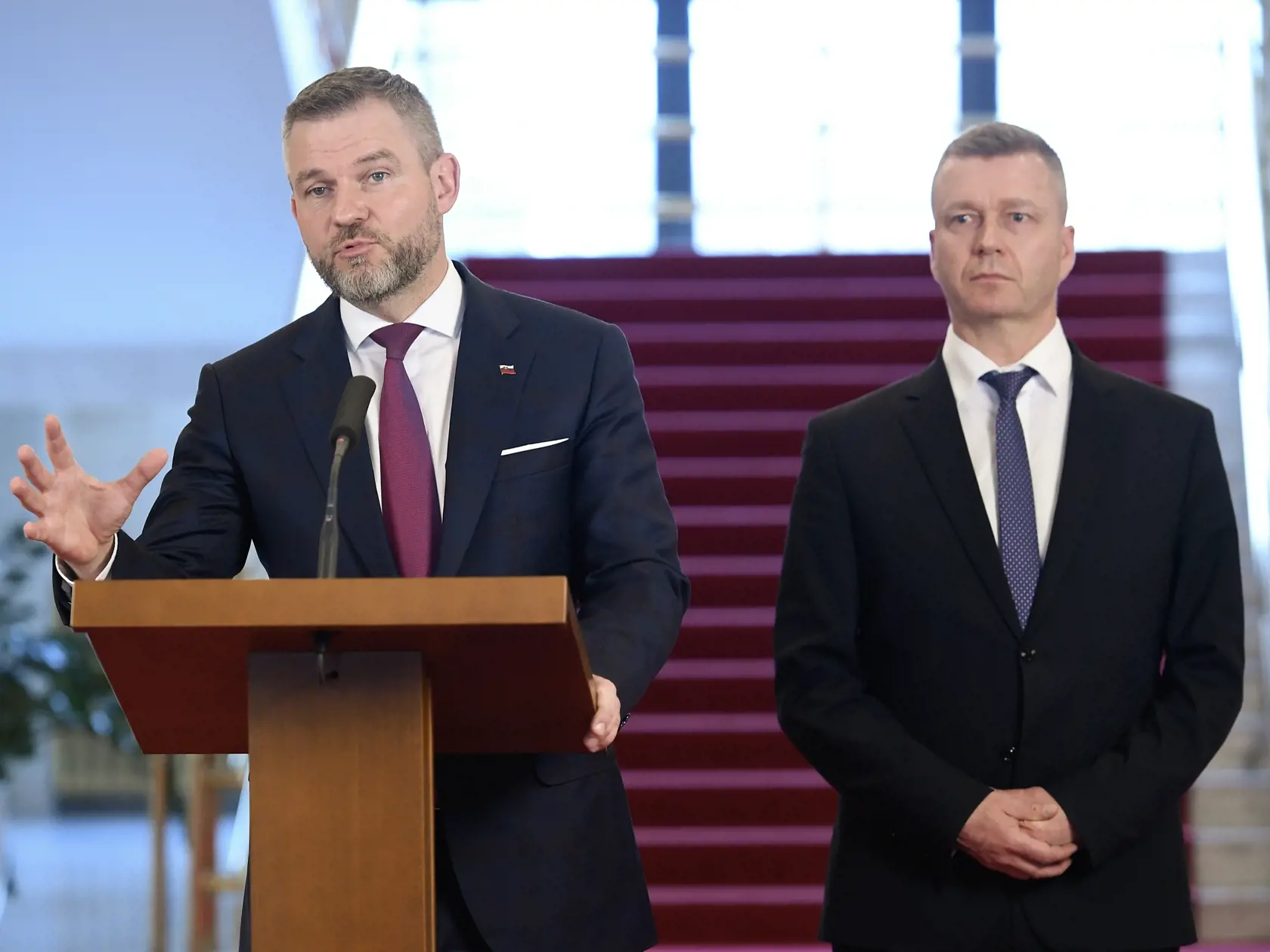 Na snímke predseda strany Hlas-SD Peter Pellegrini (vľavo) a predseda strany Maďarská Aliancia Krisztián Forró počas tlačovej konferencie k aktuálnej prezidentskej kampani 27. marca 2024 v Bratislave. Predseda strany Maďarská aliancia Krisztián Forró podporí v druhom kole prezidentských volieb predsedu Národnej rady (NR) SR a lídra Hlasu-SD Petra Pellegriniho. Forró kandidoval v prvom kole volieb, do druhého nepostúpil. FOTO TASR - Pavel Neubauer
