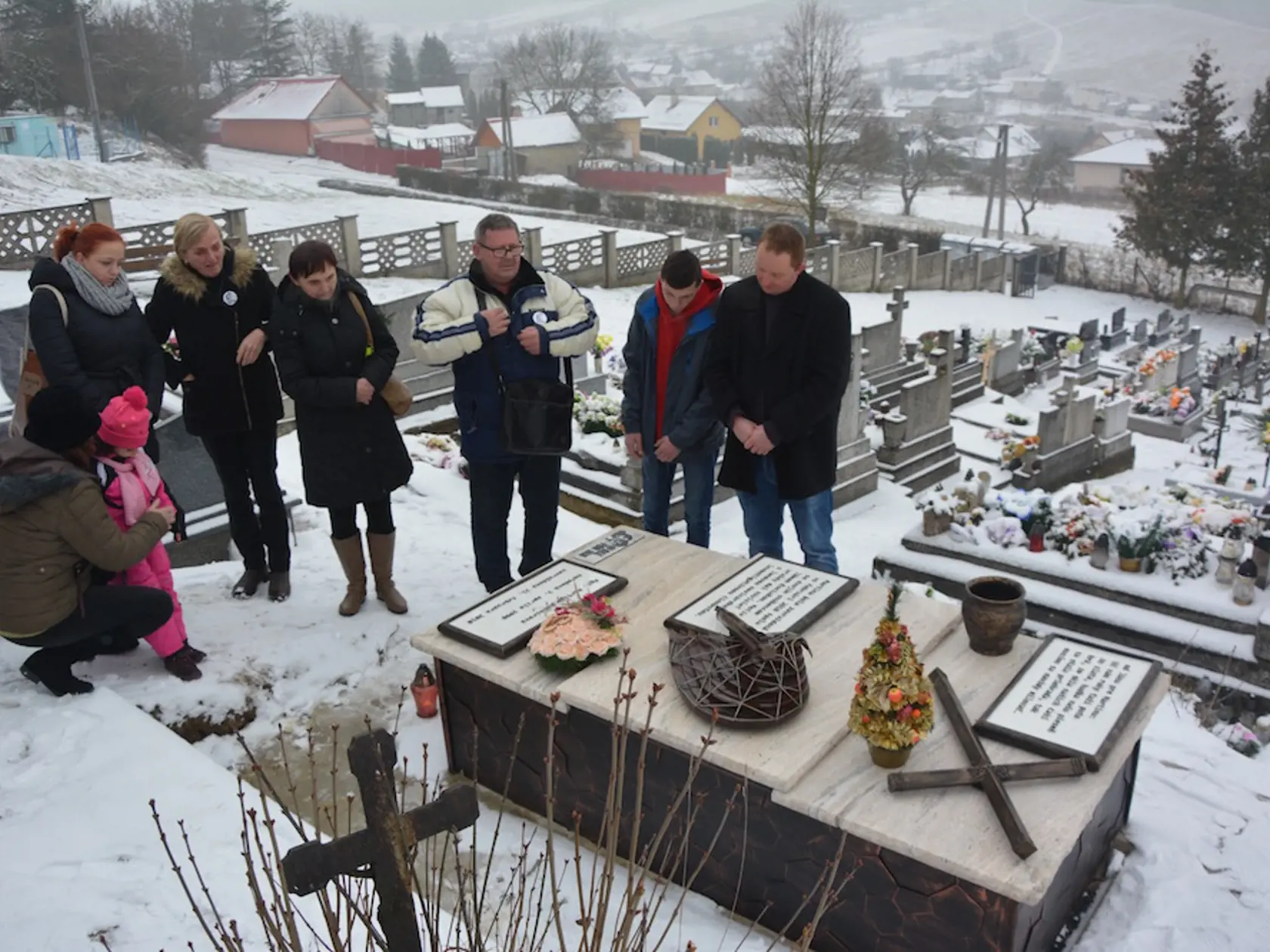 Rodičia zavraždených snúbencov Jána Kuciaka a Martiny Kušnírovej - Jozef a Mária Kuciakovci a Zlatica Kušnírová v sobotu dopoludnia odhalili Jankov pomník v jeho rodnom Štiavniku a popoludní Martinin v rodných Gregorovciach.
