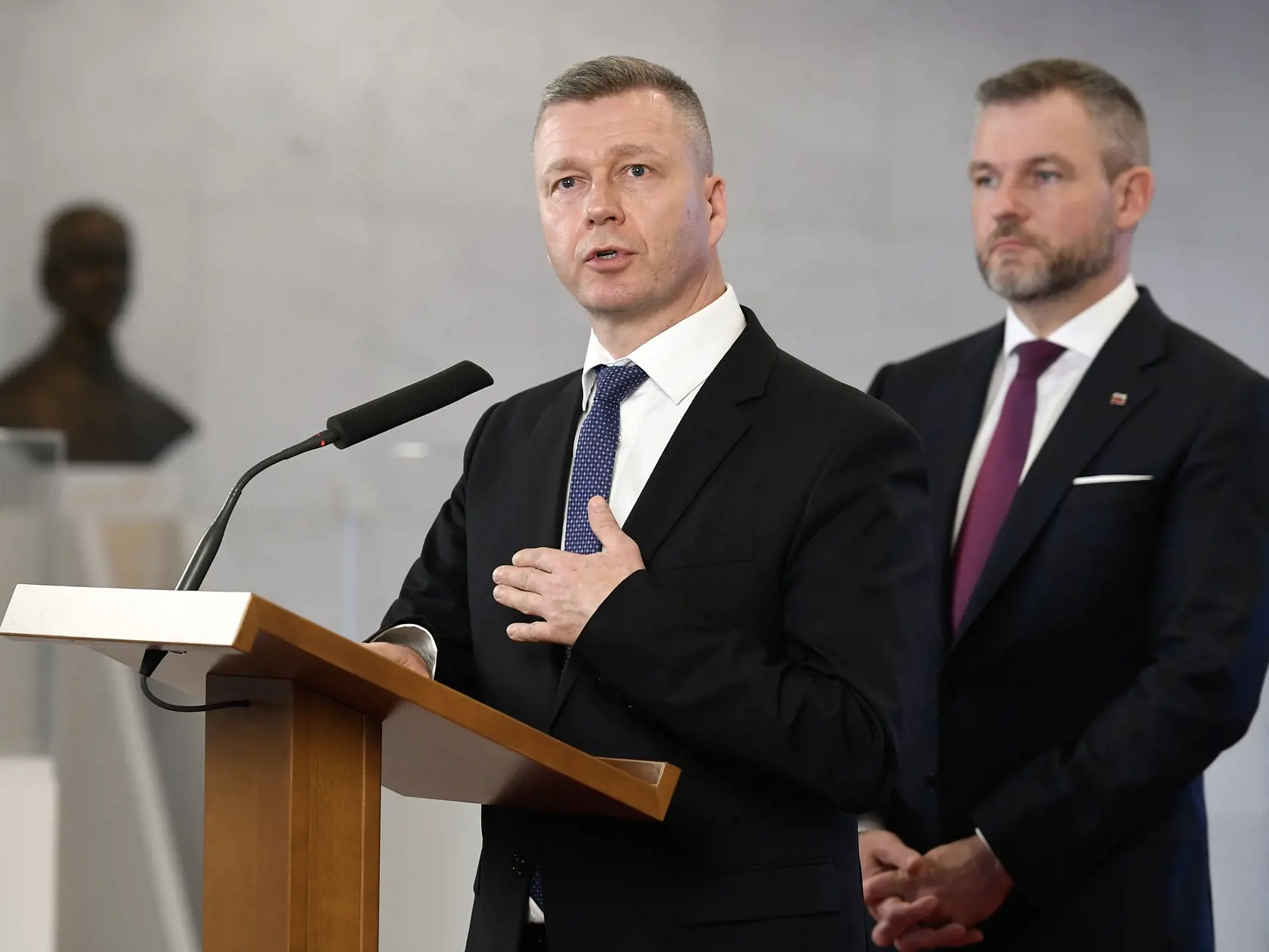 Na snímke predseda strany Hlas-SD Peter Pellegrini (v pozadí) a predseda strany Maďarská Aliancia Krisztián Forró počas tlačovej konferencie k aktuálnej prezidentskej kampani 27. marca 2024 v Bratislave. Predseda strany Maďarská aliancia Krisztián Forró podporí v druhom kole prezidentských volieb predsedu Národnej rady (NR) SR a lídra Hlasu-SD Petra Pellegriniho. Forró kandidoval v prvom kole volieb, do druhého nepostúpil. FOTO TASR - Pavel Neubauer