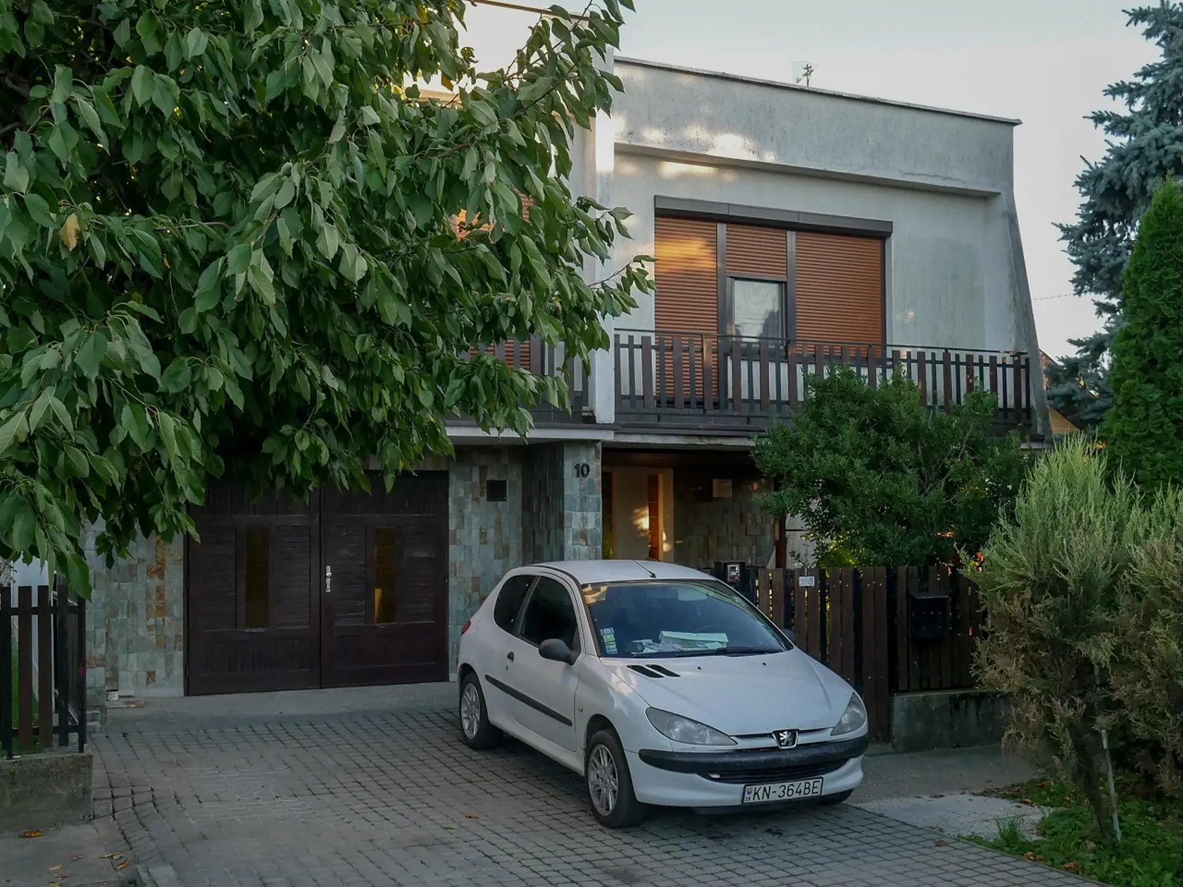 Policajný zásah v Kolárove v súvislosti s vradou Jána Kuciaka a jeho snúbenice Martiny Kunírovej sa vo tvrtok 27. septembra 2018 krátko pred 18.00 h skonèil. FOTO TASR - Milan Ivaniè