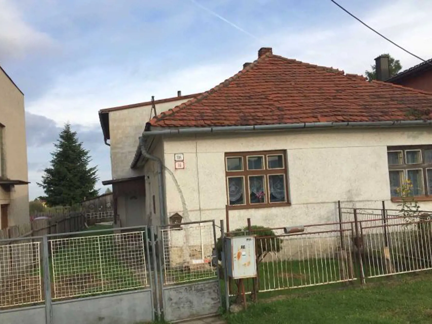 Pred domom Jána a Martiny sú stále kvety a sviečky