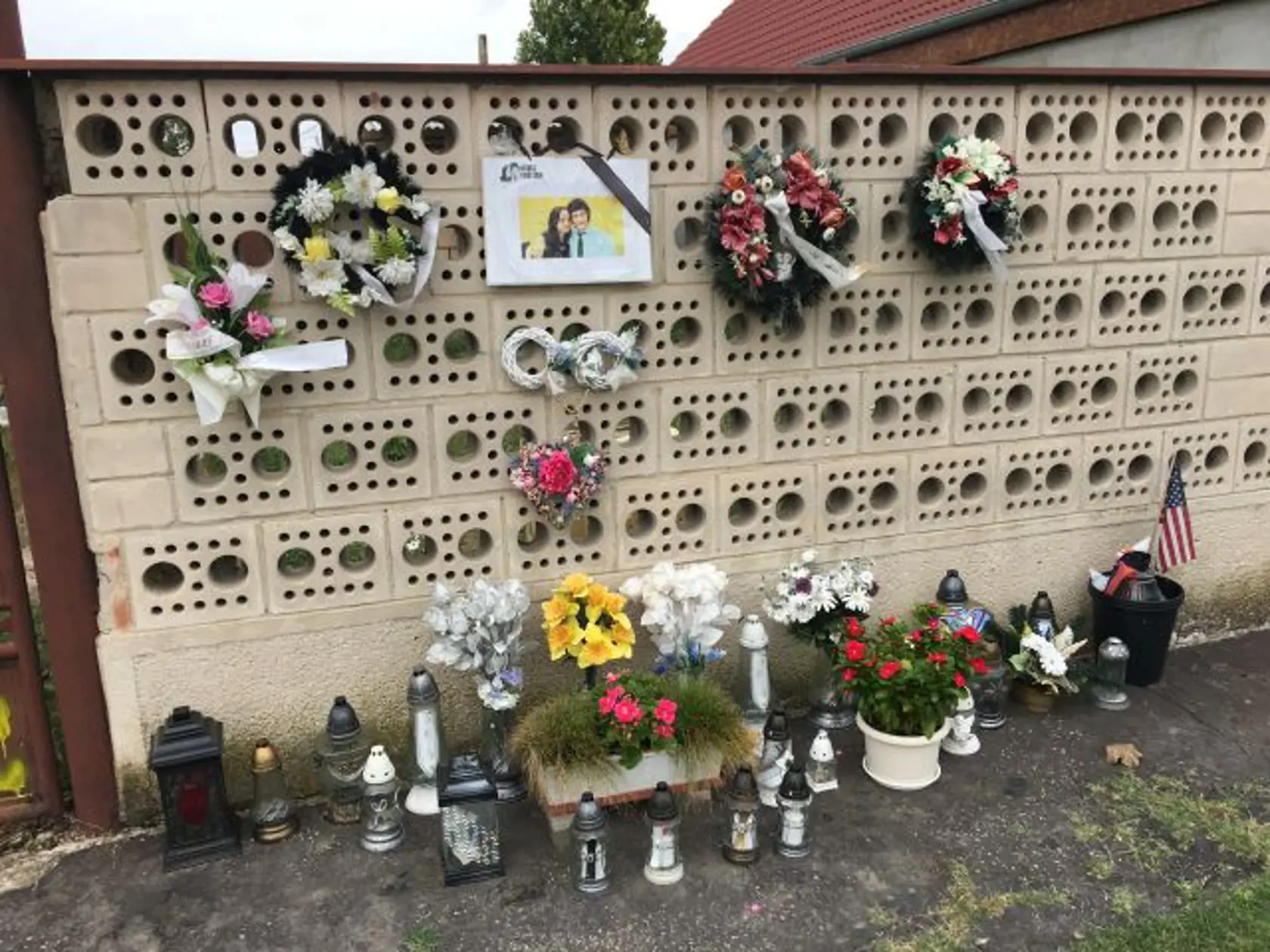 Pred domom Jána a Martiny sú stále kvety a sviečky