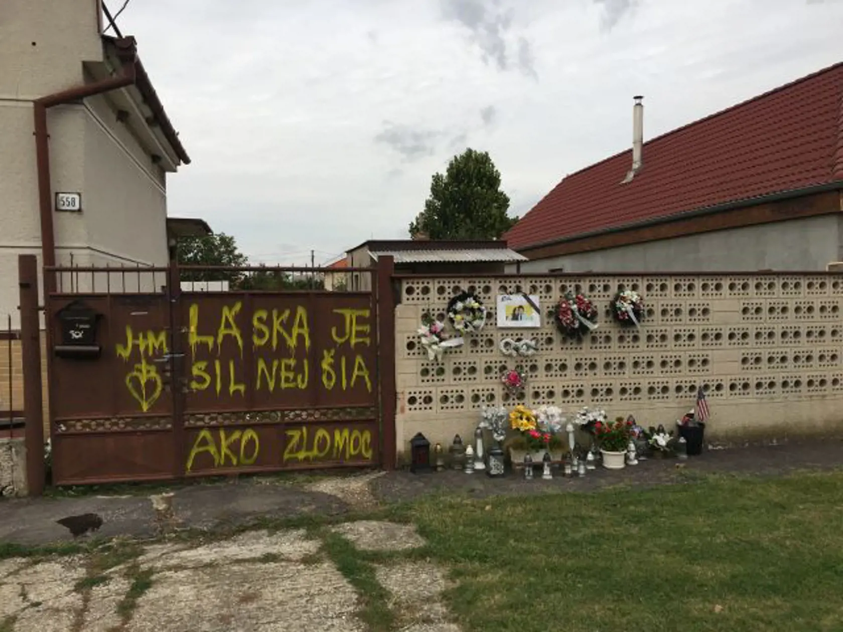 Pred domom Jána a Martiny sú stále kvety a sviečky