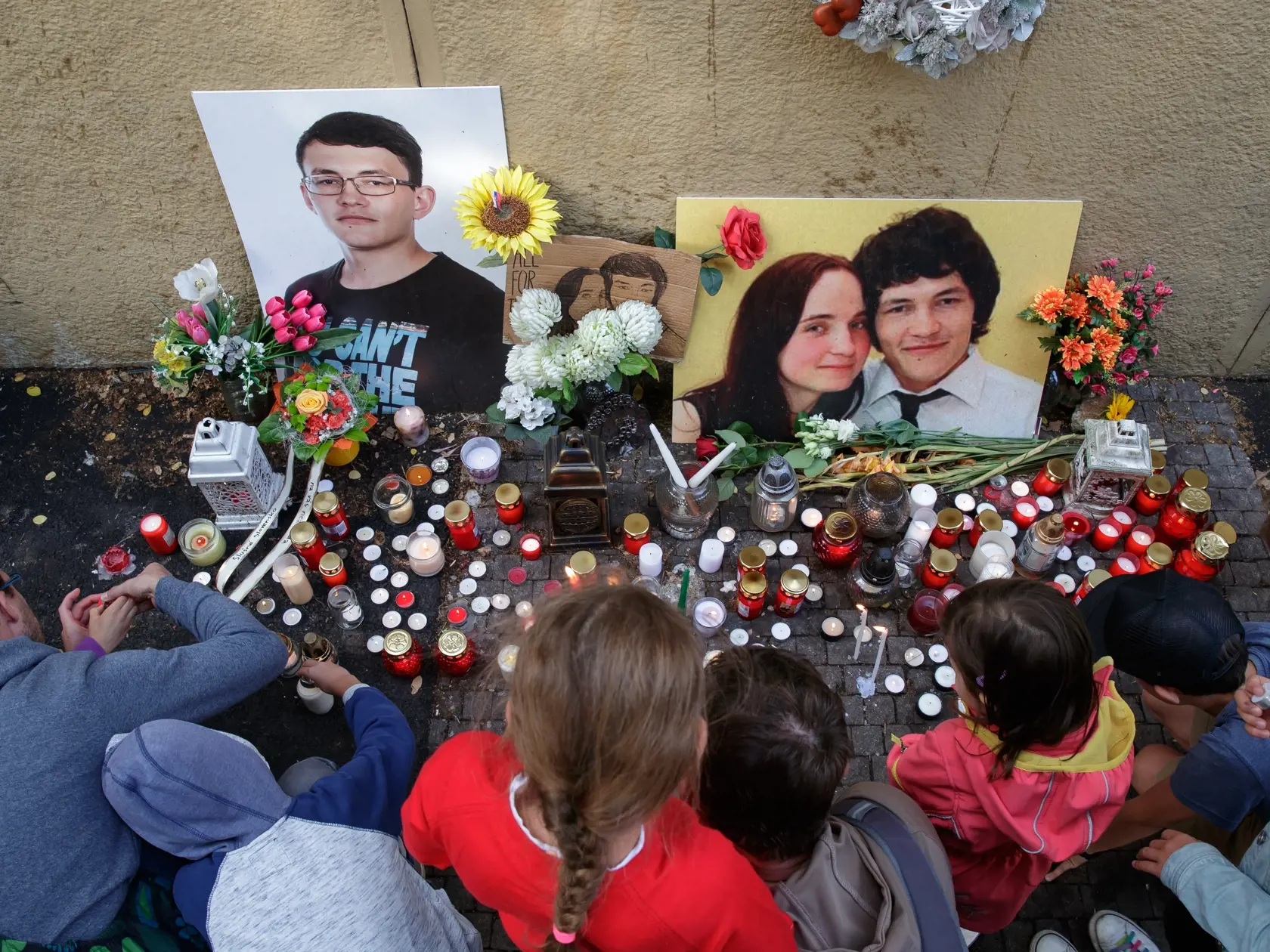 6. Mesiacov od vraždy Jána Kuciaka a Martiny Kušnírovej si niekoľko deiatok bratislavčanov uctilo ich pamiatku zapálením sviečky na námestí SNP.