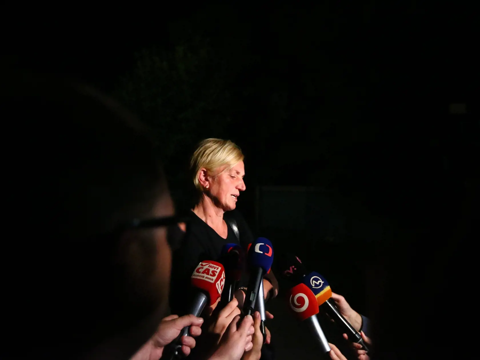 vyšetrovací pokus pri objasňovaní vraždy Jána Kuciaka a Martini Kušnírovej vo Veľkej Mači. Mama Martiny, Zlatica Kušnírová sa po skončení vyjadruje pre média.