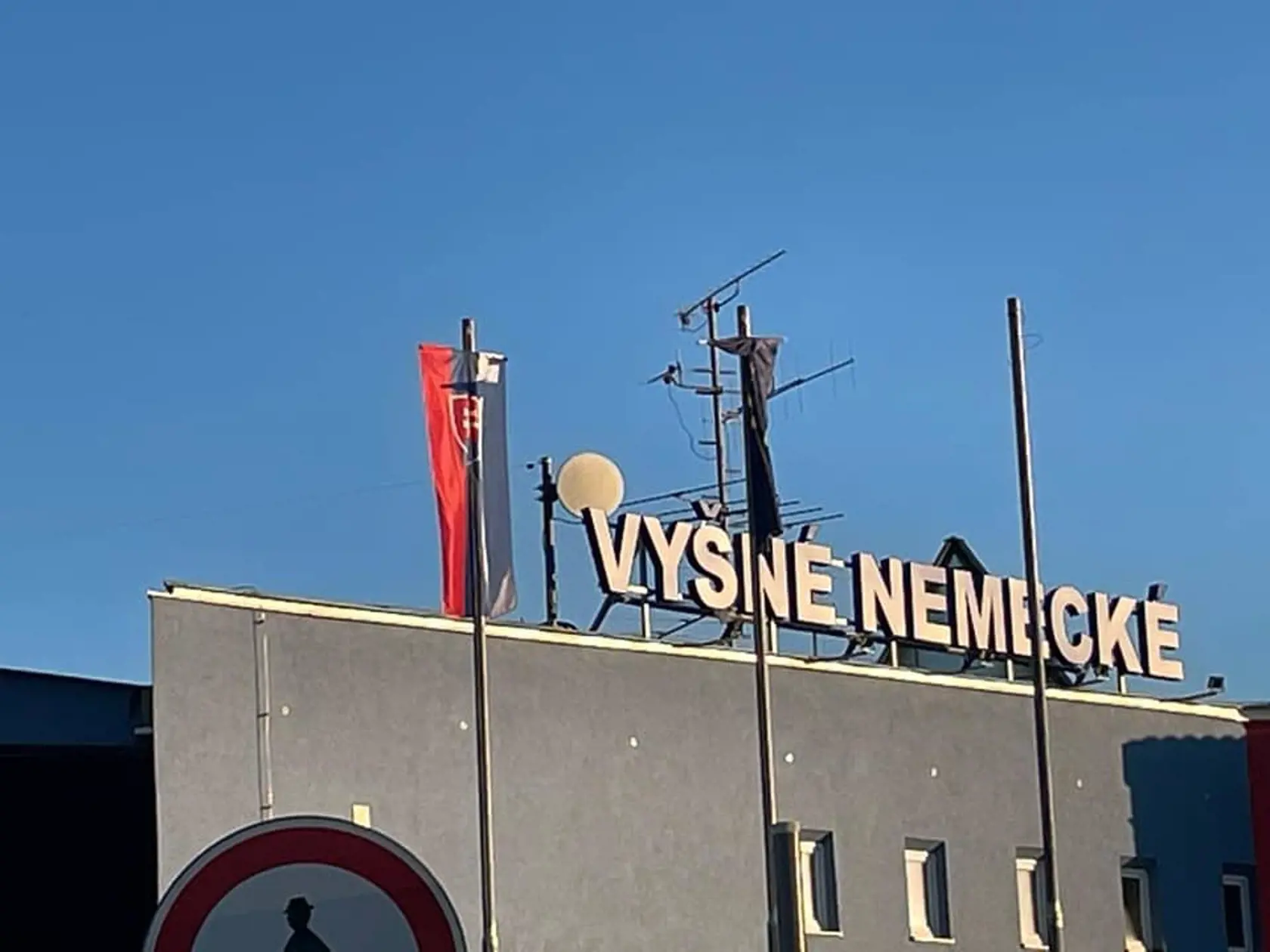 Polícia upozorňuje na obmedzenia na hraničnom priechode Vyšné Nemecké počas nedele (8. 5.). Odporúča použiť hraničný priechod Ubľa.