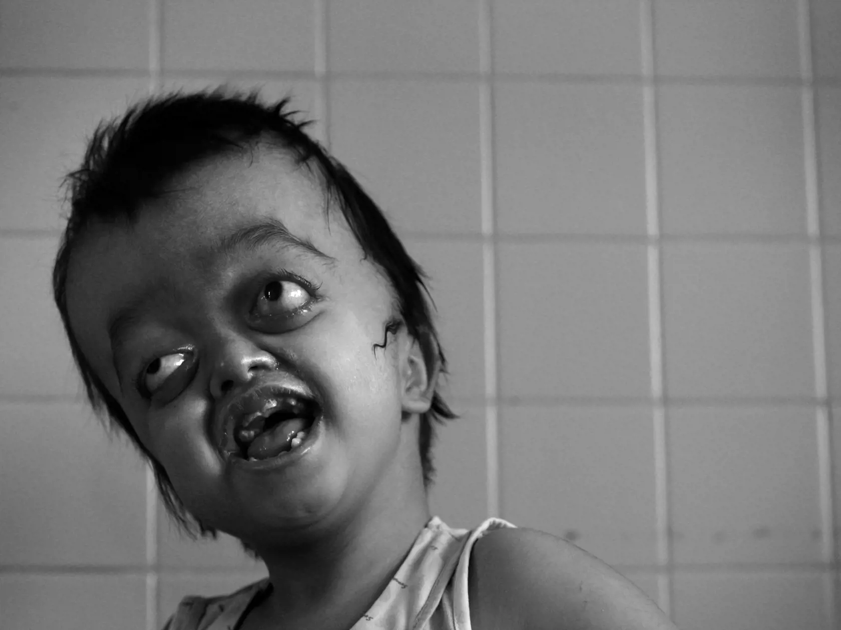 Novinárom armáda vtedy tvrdila, že Agent Orange je pre človeka neškodný a demonštrovala to tým, že vojaci pili vodu z prázdnych plechoviek od týchto herbicídov. Hrozivé účinky dioxínov na organizmus sa, nanešťastie, prejavili až po vojne.