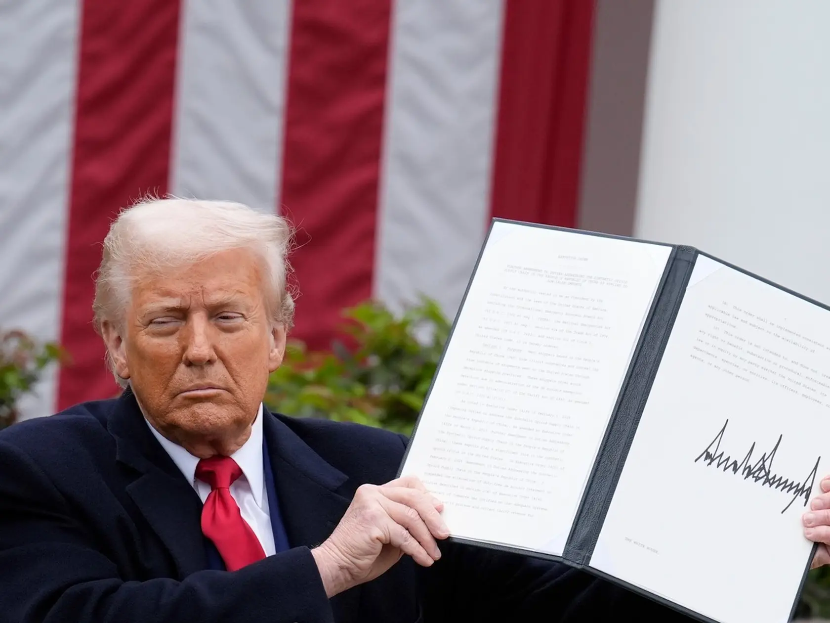 Donald Trump v Ružovej záhrade Bieleho domu podpisuje recipročné clá.