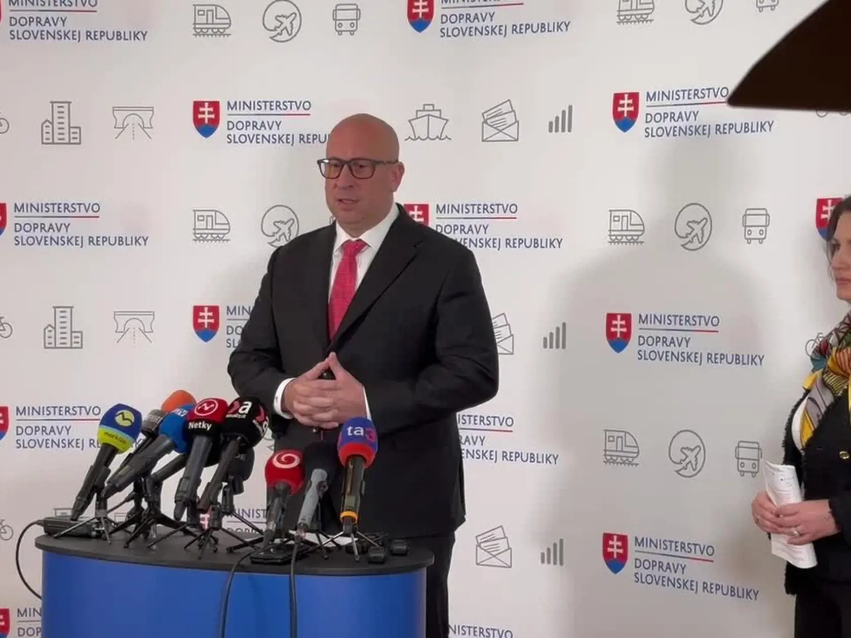 V obci Pečovská Nová Ves v okrese Sabinov v pondelok odovzdali do užívania 24 nových nájomných bytov. Obec chce v troch etapách zabezpečiť spolu 72 jedno-, dvoj- a trojizbových bytov v šiestich bytových domoch. Projekt realizuje vďaka dotácii z Ministerstva dopravy SR a finančnej podpore Štátneho fondu rozvoja bývania (ŠFRB). Na odovzdaní bytov sa v pondelok zúčastnil minister dopravy Jozef Ráž (nominant Smeru-SD), generálny riaditeľ ŠFRB Milan Lipka a starosta obce Jaroslav Dujava.