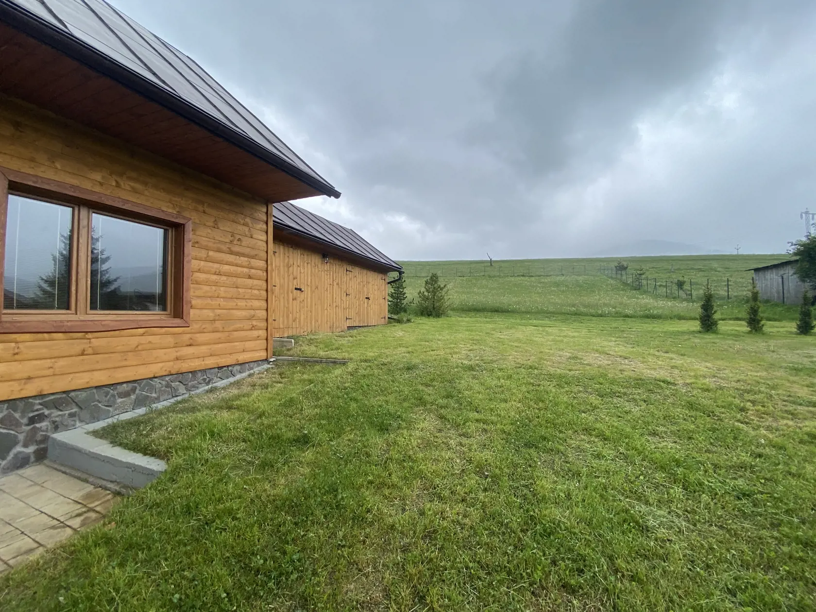 Rodný dom Mikuláša Černáka. Na základe svojho návrhu ho dal obnoviť. Za domom je obrovský pozemok s lúkami.