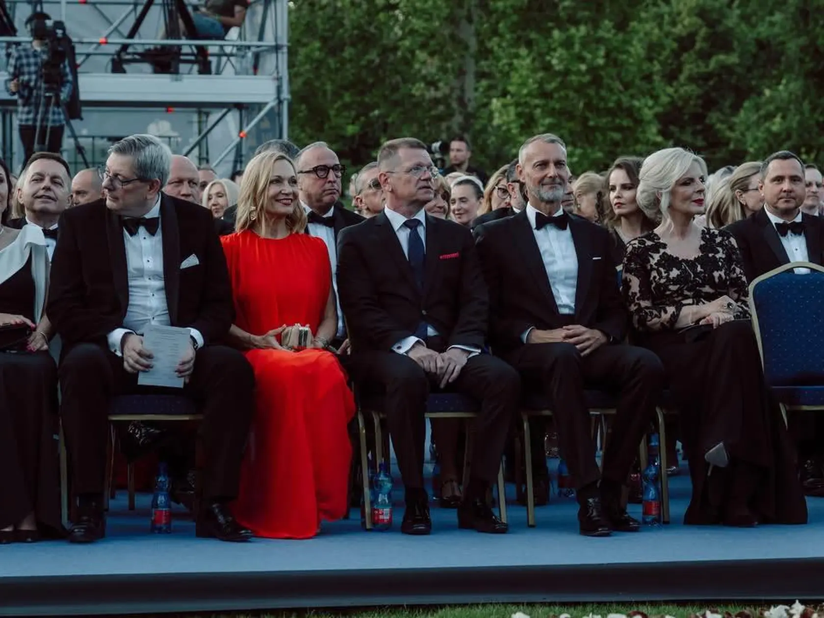 Peter Kmec s manželkou Monikou, ktorá ohúrila nádhernými šatami.