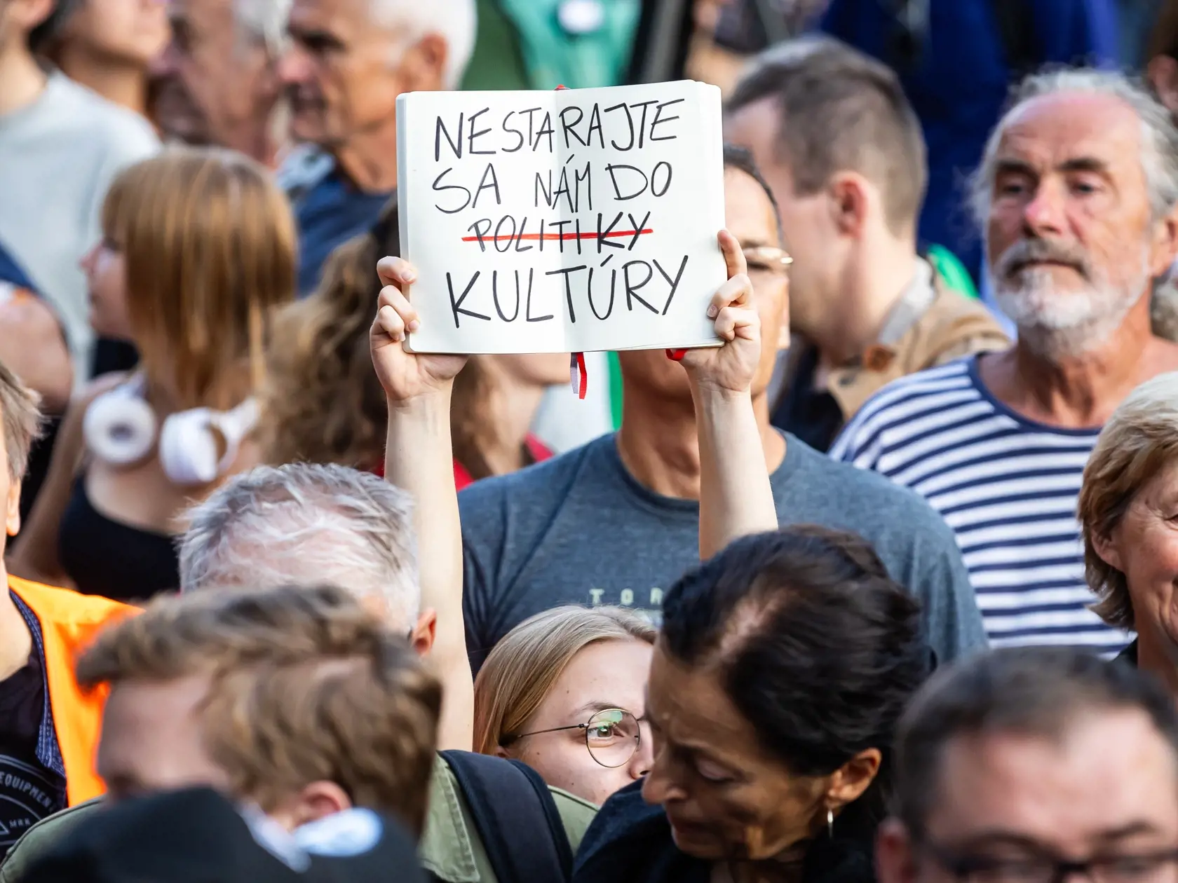 Ľudia si na protest priniesli transparenty od výmyslu sveta.