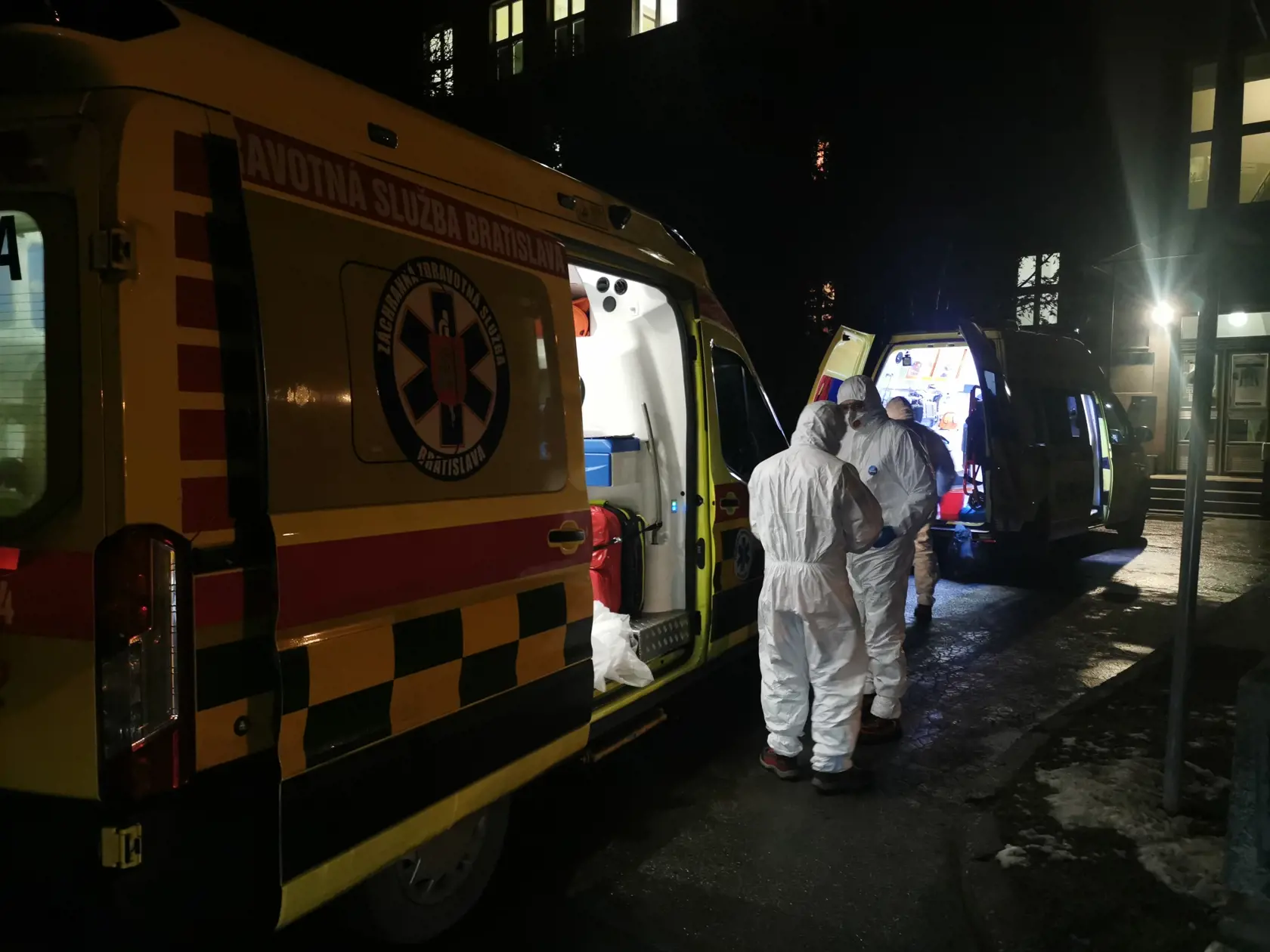 Do Fakultnej nemocnice s poliklinikou (FNsP) v Žiline prišli vo štvrtok 30. januára 2020 dvaja Slováci, ktorí mali po návrate z Číny príznaky koronavírusu. Na snímke zdravotníci v ochranných odevoch, ktorí priviezli Slovákov s príznakmi koronavírusu z FNsP Žilina do nemocnice v Martine 30. januára 2020. FOTO TASR - Erika Ďurčová 