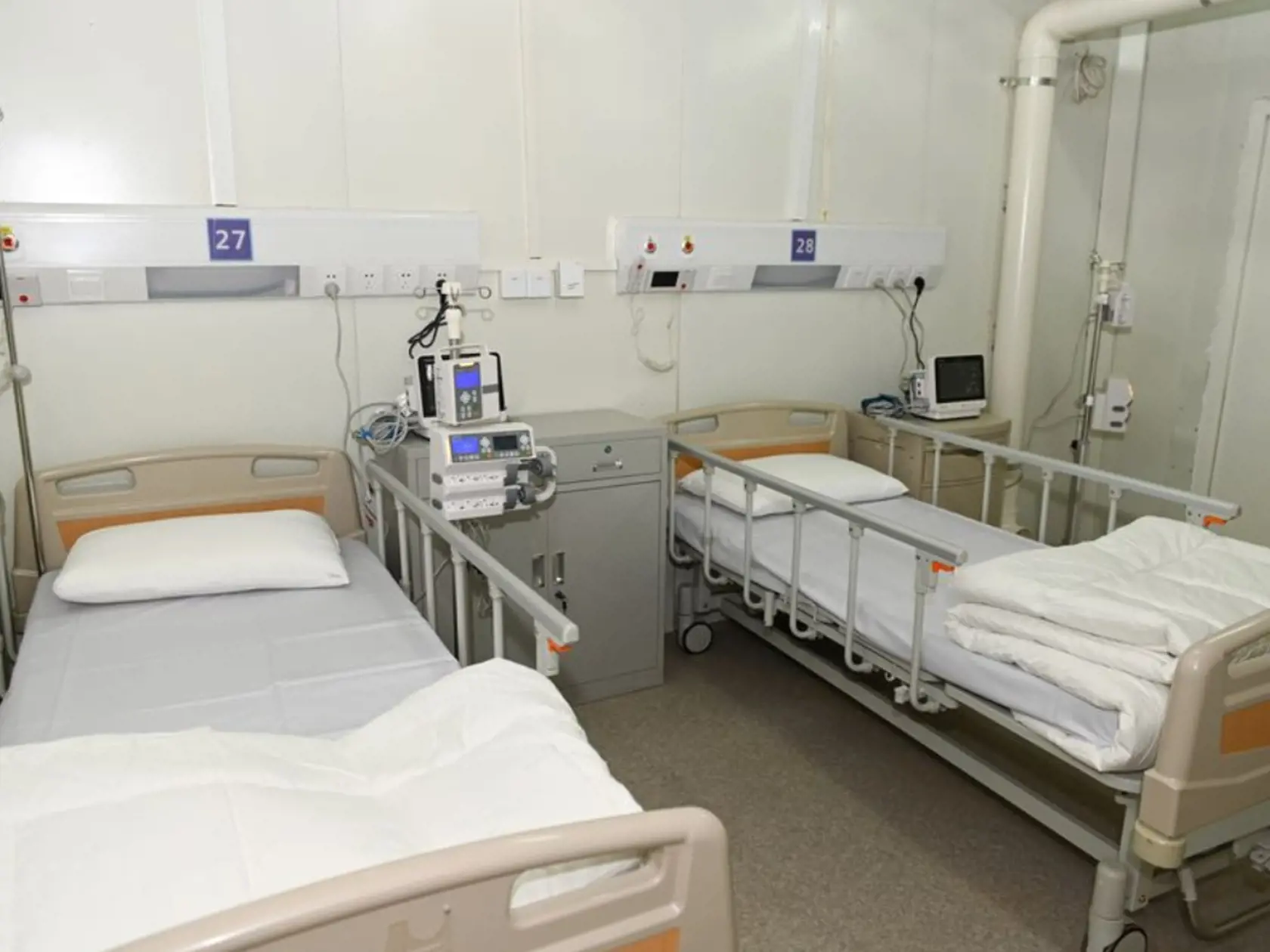 Nemocnica je vystavaná z vopred pripravených buniek a zariadená približne 1000 lôžkami.