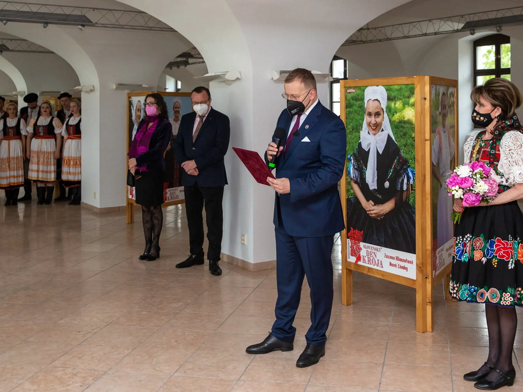 Vernisáž výstavy “Slovenský den kroja”  ktorá sa uskutočnila na Bratislavskom hrade. Na snímke je Boris Kollár, Mária Reháková a Marián Turner. 