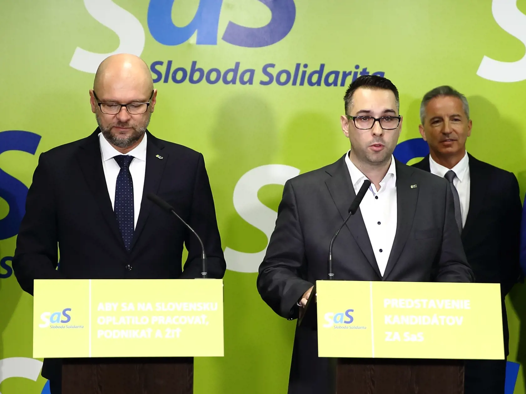 Na snímke je Richard Sulík predseda strany a Peter Cmorej na tlačovej konferencii v Bratislave.  