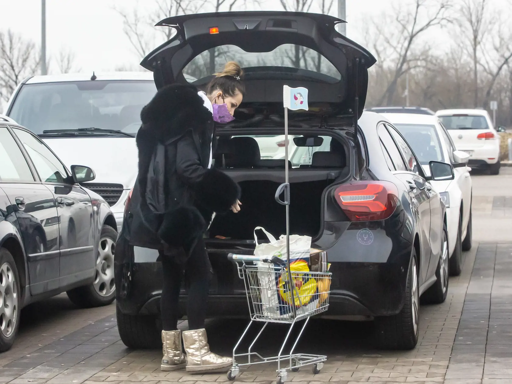 Na snímke je Miroslava Fabušová pred nákupným strediskom.  