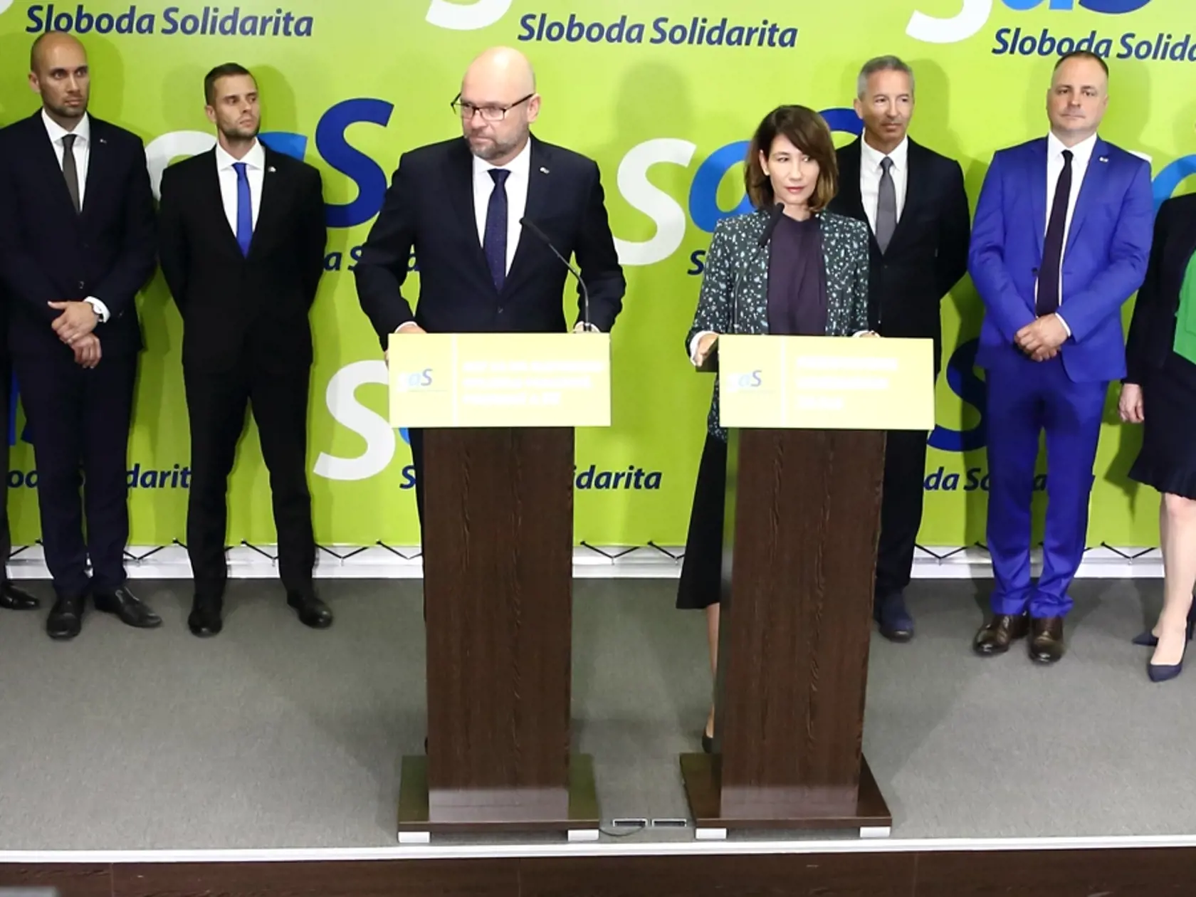 Na snímke je Richard Sulík predseda strany a  Karol Galek,  Peter Cmorej, Jana Cigániková, Alojz Baránik, Branislav Gröhling, Lucia Ďuriš Nicholsonová, Juraj Droba, Ondrej Dostál, Peter Osuský, Anna Zemanová, Jarmila Halgašová,  Václav Mika, Martin Klus  na tlačovej konferencii v Bratislave.  