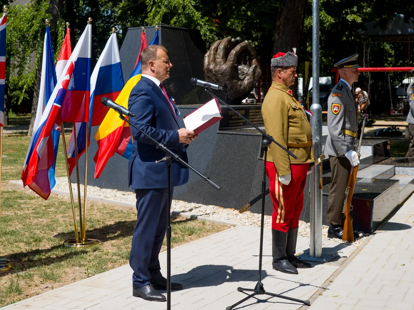 V Komjaticiach odhalili v piatok 25. júna 2021 v parku pred obecným úradom pomník „TRIANON - 100+1 ROKOV“. Na snímke prejav predsedu Národnej rady SR Borisa Kollára.