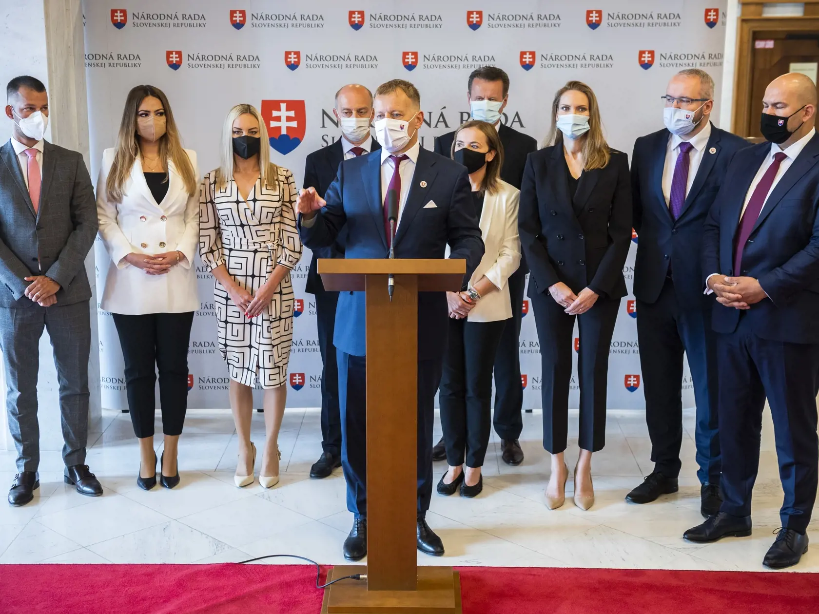 Na snímke uprostred predseda Národnej rady SR a predseda hnutia Sme rodina Boris Kollár počas tlačovej konferencie Sme rodina k očkovaniu v Bratislave 2. júla 2021.