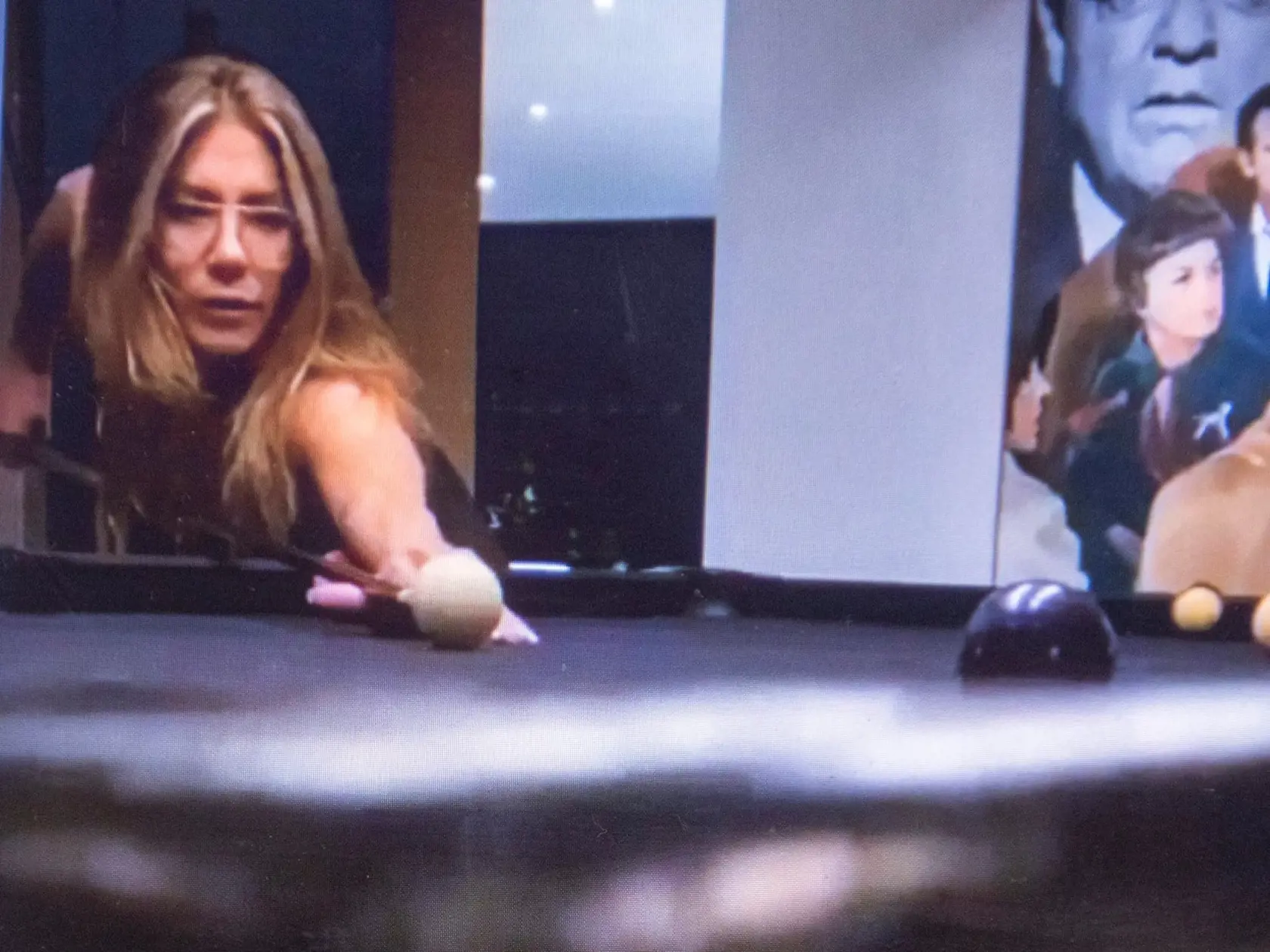 Courteney Cox na Instagramu zdieľala video, na ktorom so svojou kamarátkou Jennifer Aniston hrá biliard. Predstaviteľky Moniky a Rachel tak aj v tomto zvláštnom období potešili všetkých fanúšikov seriálu Priatelia.