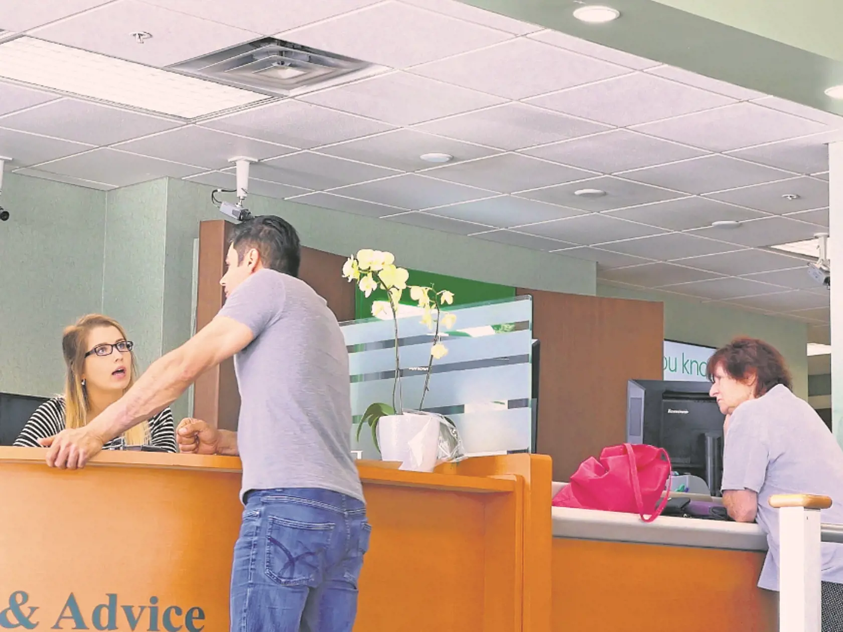 Náklady na spracovanie hotovosti predstavujú pre banky vysoké výdavky. Aj preto sa snažia ľudí presvedčiť, aby viac využívali elektronické kanály.