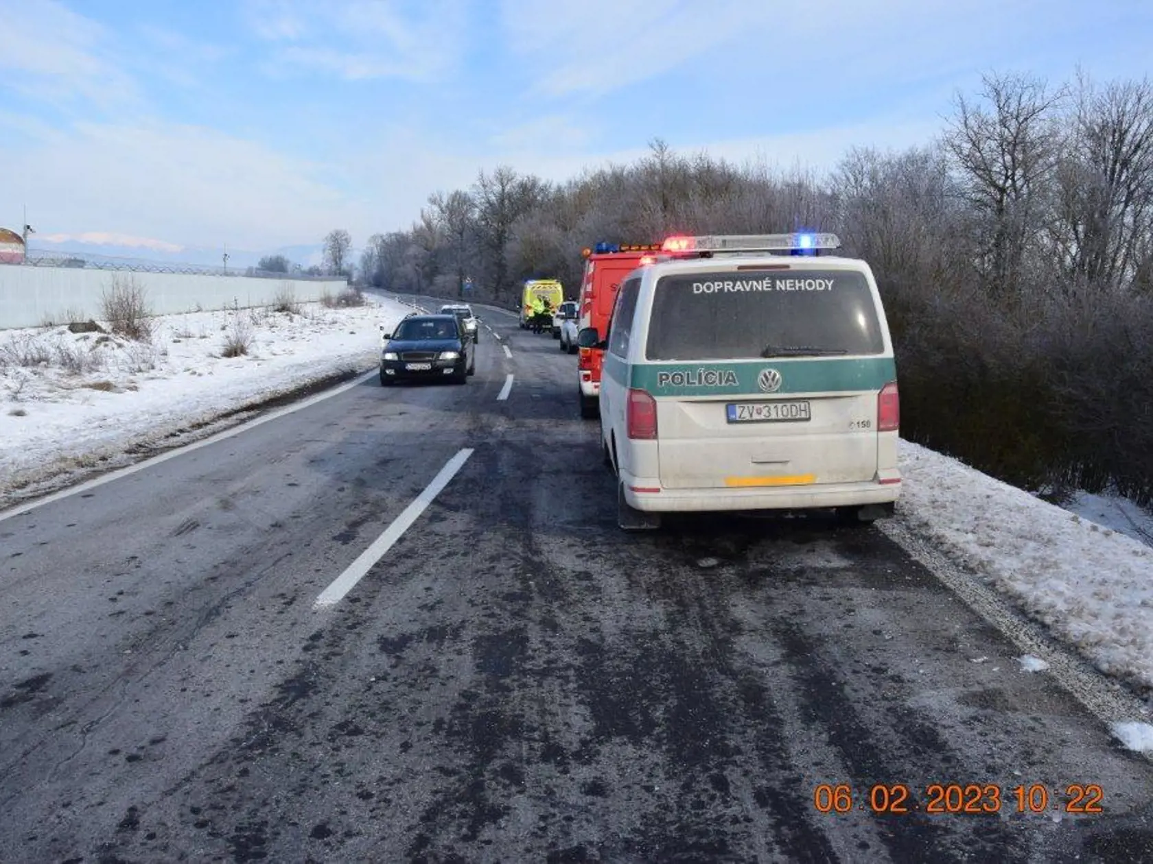 Kus ľadu rozbil čelné sklo vozidla VW Tiguan a zranil 12-ročného spolujazdca. Podľa doterajších informácií chlapec utrpel poranenie tváre.