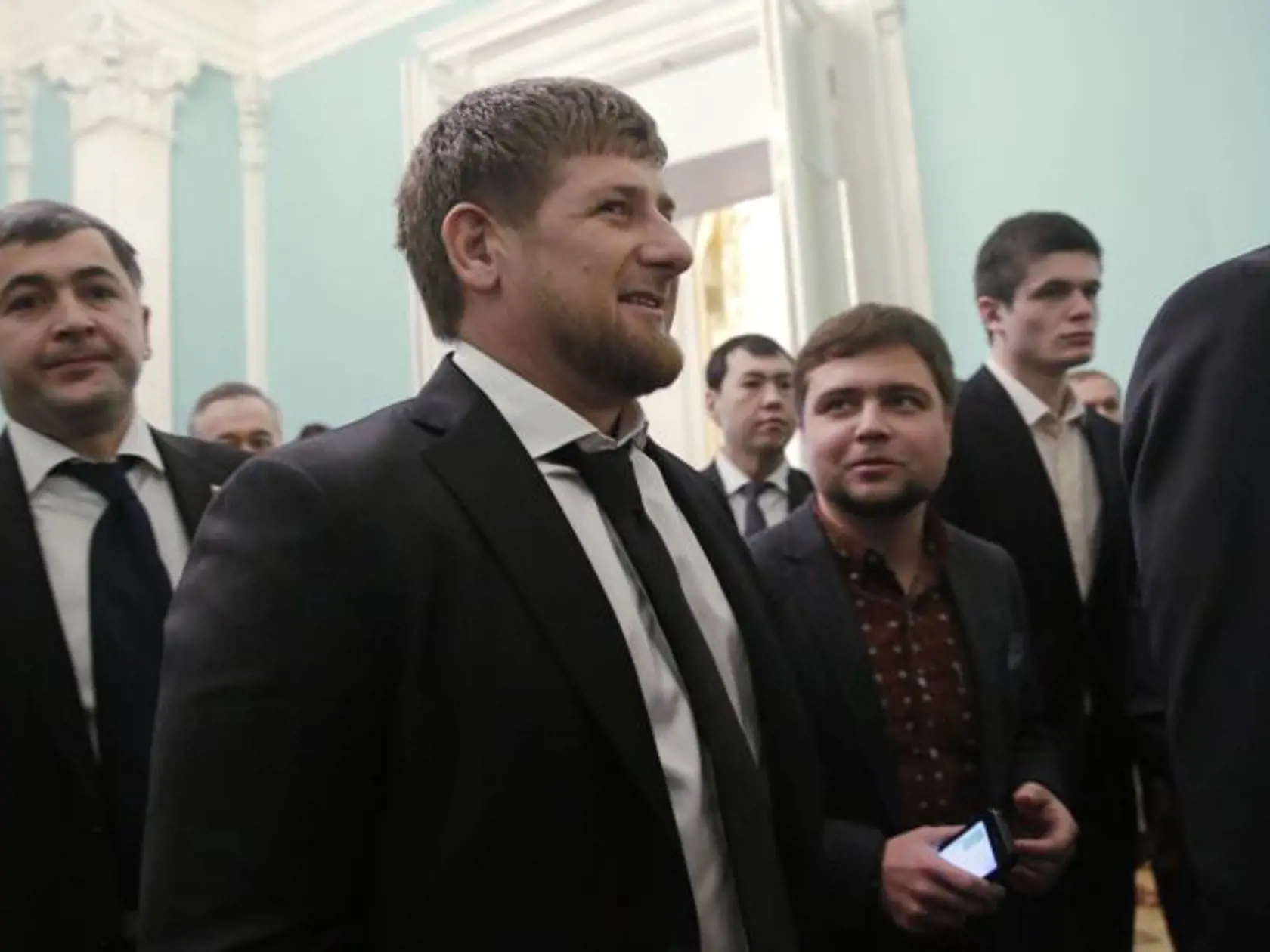 Čečenský líder Ramzan Kadyrov (v strede) hovorí s novinármi po každoročnom prejave ruského prezidenta Vladimira Putina, v moskovskom Kremli 4. decembra 2014.