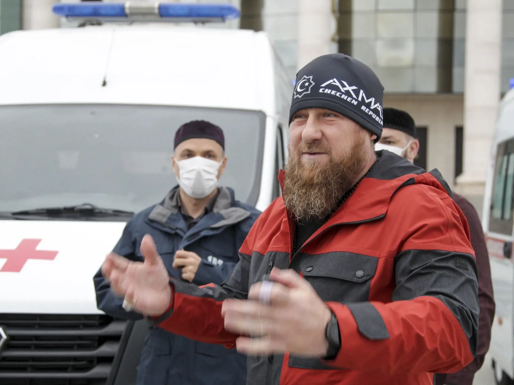 Na sníke z 9. mája 2020 čečenský líder Ramzan Kadyrov hovorí počas predstavenia nových sanitiek v čečenskej metropole Groznyj.