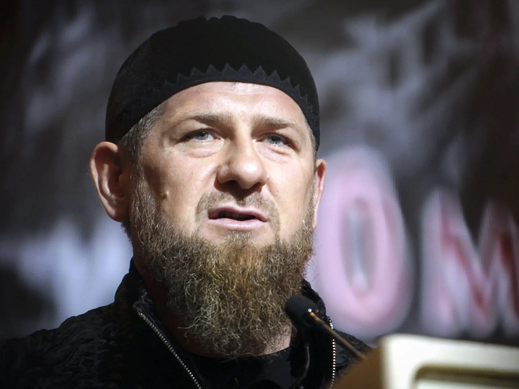 Na archívnej snímke z 10. mája 2019 čečenský prokremeľský vodca Ramzan Kadyrov reční počas stretnutia v čečenskej metropole Groznyj.
