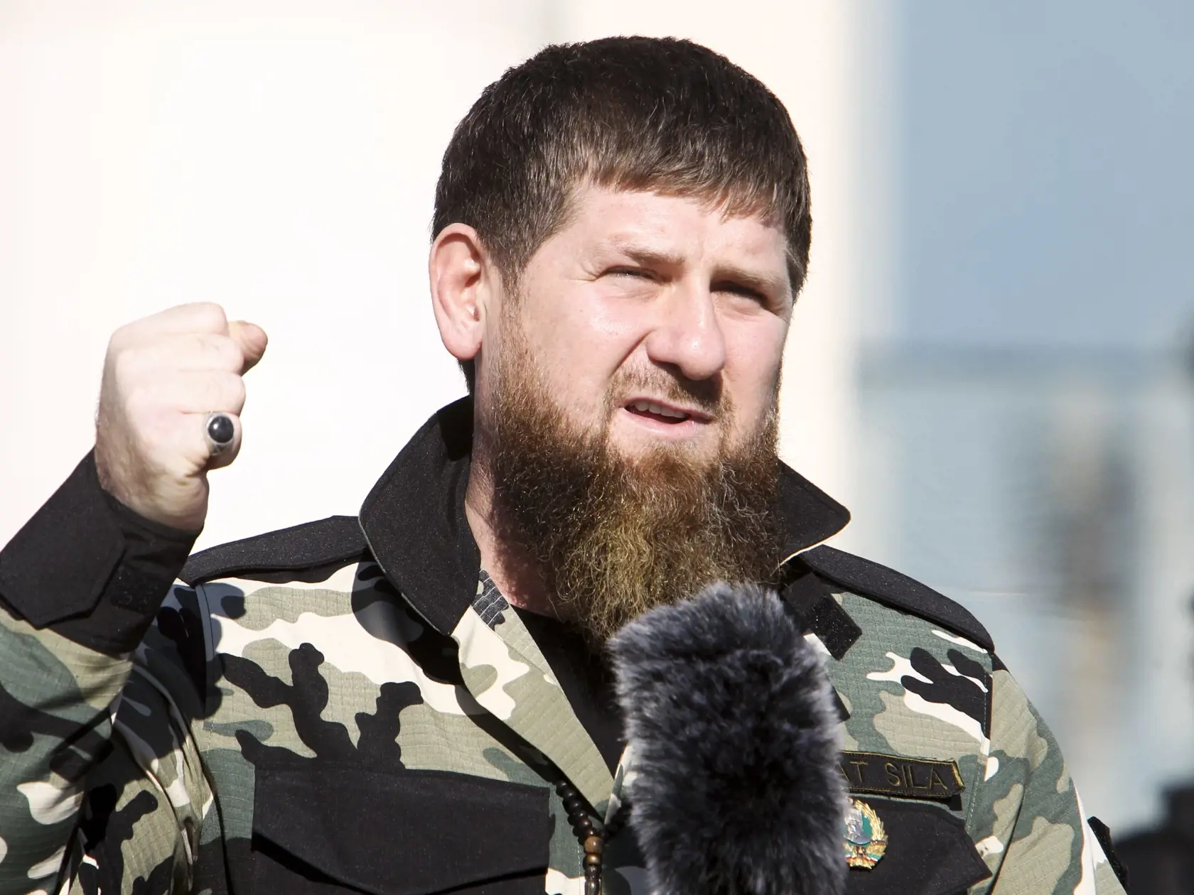 Čečenský vodca Ramzan Kadyrov gestikuluje počas príhovoru k 10.000 vojakom v Groznom 29. marca 2022.