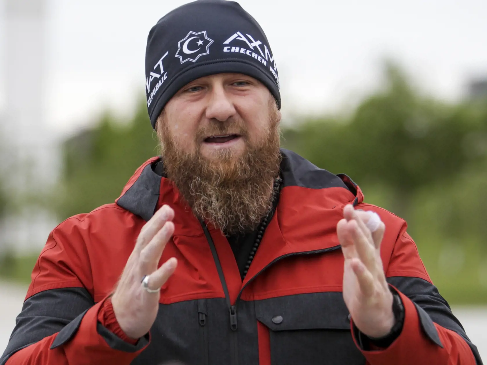 Na sníke z 9. mája 2020 čečenský líder Ramzan Kadyrov hovorí počas predstavenia nových sanitiek v čečenskej metropole Groznyj.