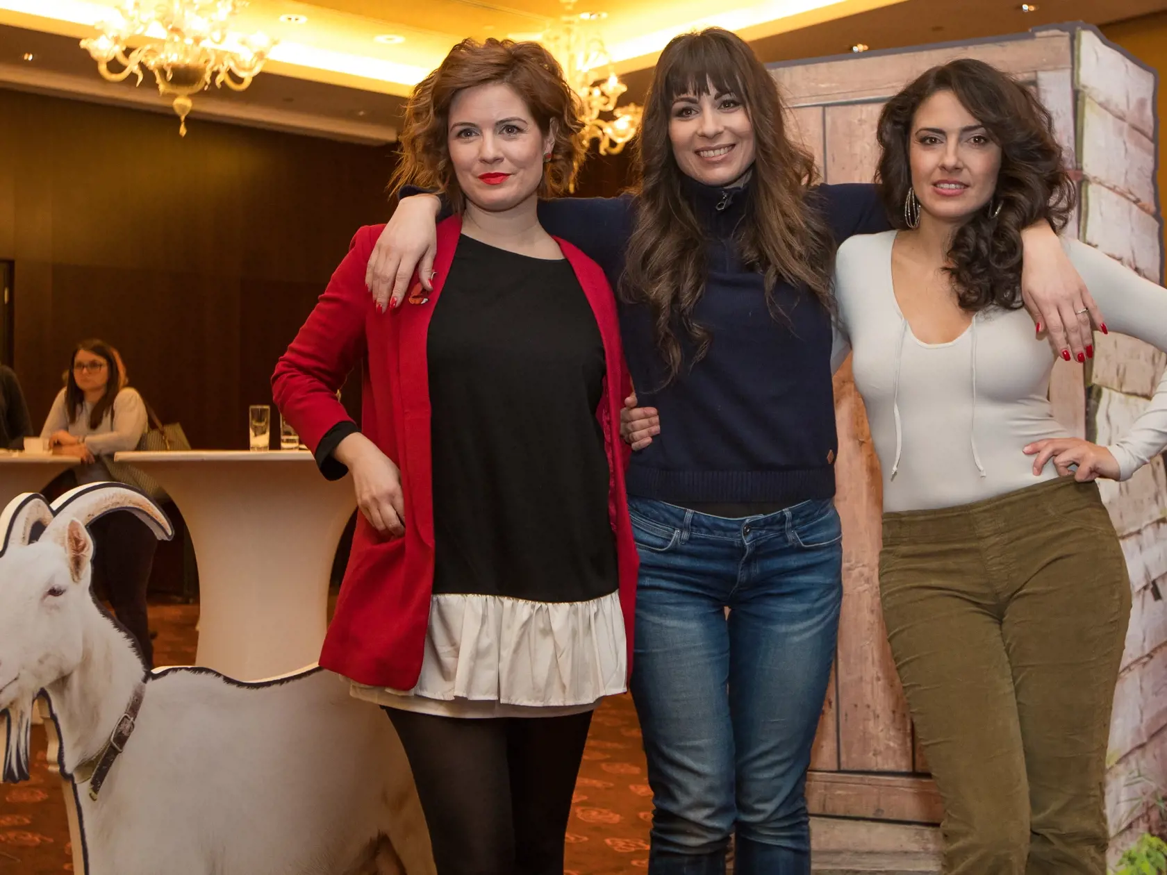 Tlačová konferencia TV JOJ v bratislavskom hoteli Kempinski k pripravovanej druhej sérii televízneho rodinného seriálu Prázdniny. Na snímke zľava je Zuzana Norisová, Kristína Greppelová a Lucia Siposová.