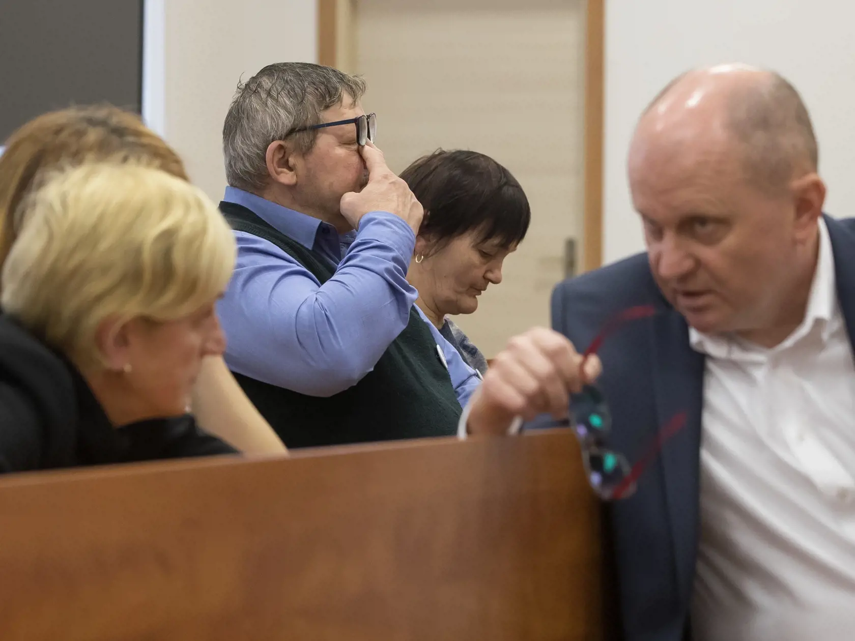 Ôsme pojednávanie na Špecializovanom trestnom súde v Pezinku vo veci vraždy investigatívneho novinára Jána Kuciaka a jeho snúbenice Martiny Kušnírovej. Na snímke zprava je Roman Kvasnica, Jana Kuciaková, Jozef Kuciak a Zlatica Kušnírová.
