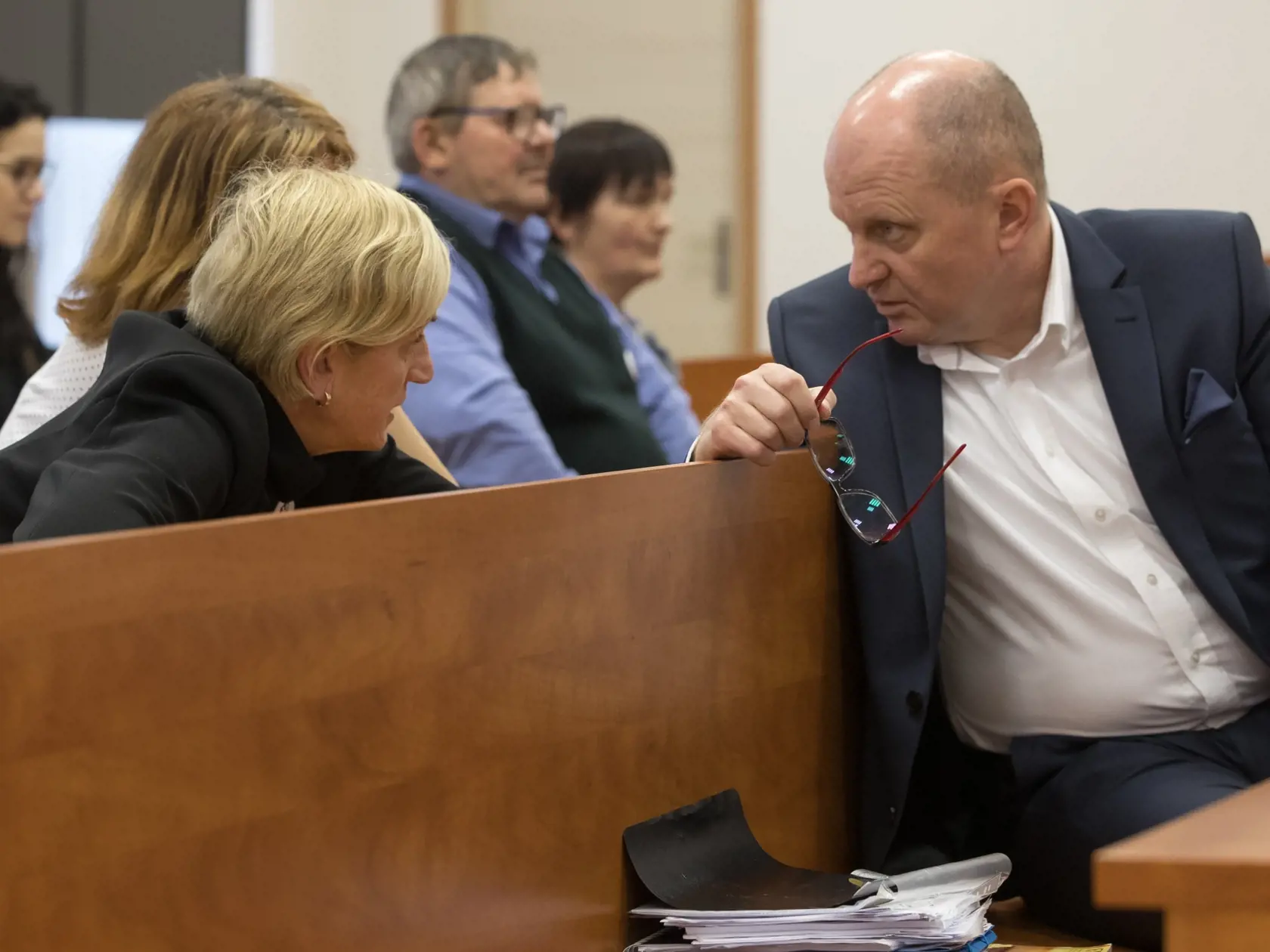 Ôsme pojednávanie na Špecializovanom trestnom súde v Pezinku vo veci vraždy investigatívneho novinára Jána Kuciaka a jeho snúbenice Martiny Kušnírovej. Na snímke zprava je Roman Kvasnica, Jana Kuciaková, Jozef Kuciak a Zlatica Kušnírová.
