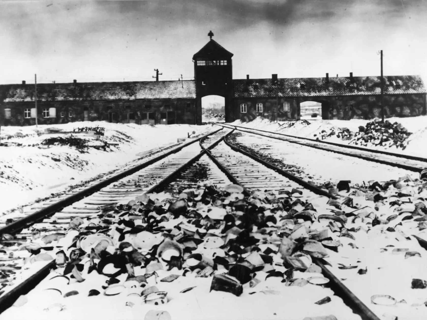 1941: Vchod do nacistického koncentračného tábora Osvienčim v Poľsku.