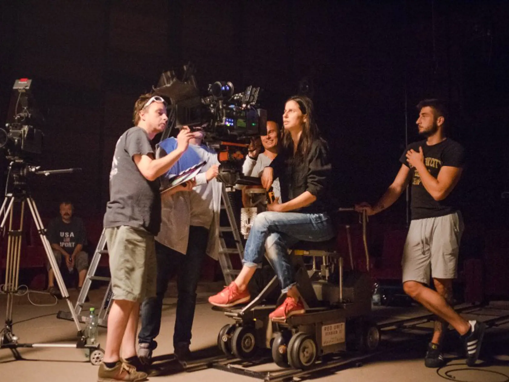 Inšpiráciou pre film Ostrým nožom bol prípad z roku 2005, keď na dunajskom nábreží v Bratislave zavraždila skupina neonacistov vysokoškolského študenta