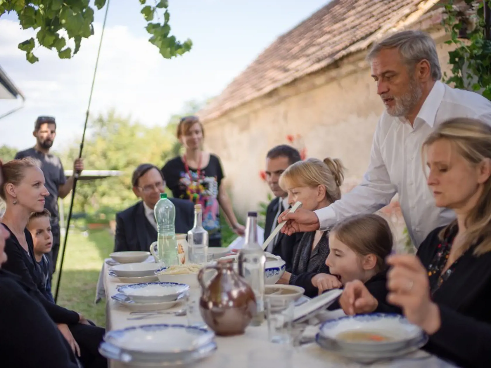 Inšpiráciou pre film Ostrým nožom bol prípad z roku 2005, keď na dunajskom nábreží v Bratislave zavraždila skupina neonacistov vysokoškolského študenta