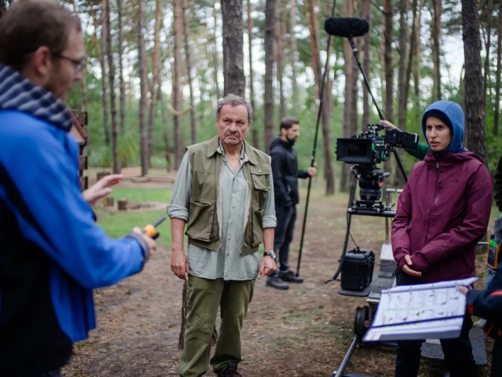 Inšpiráciou pre film Ostrým nožom bol prípad z roku 2005, keď na dunajskom nábreží v Bratislave zavraždila skupina neonacistov vysokoškolského študenta