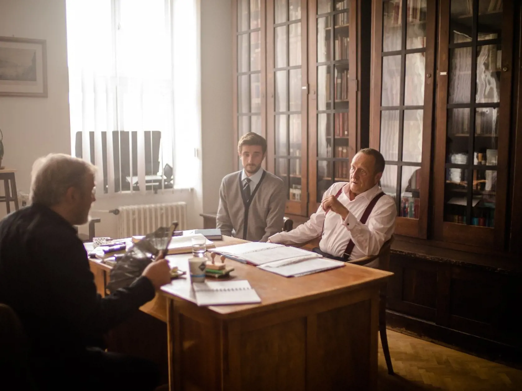 Inšpiráciou pre film Ostrým nožom bol prípad z roku 2005, keď na dunajskom nábreží v Bratislave zavraždila skupina neonacistov vysokoškolského študenta