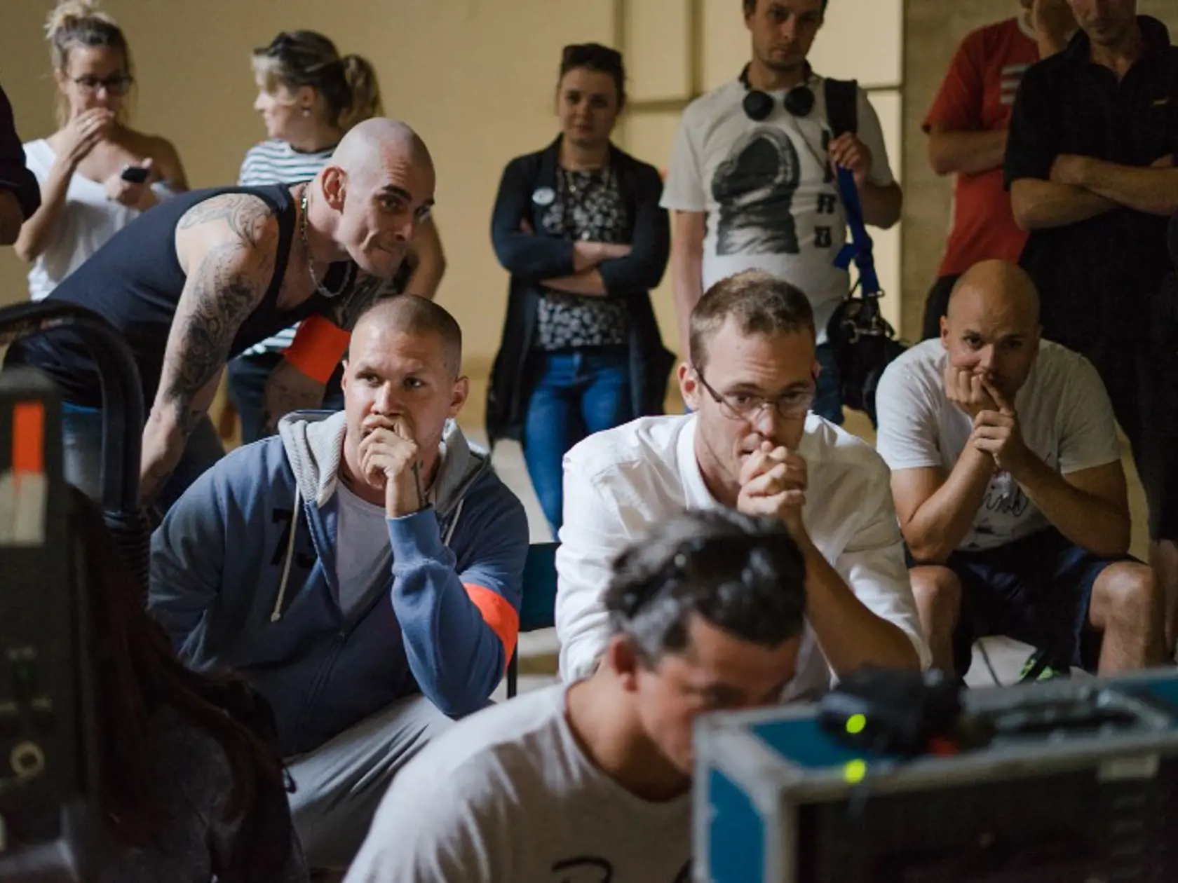 Inšpiráciou pre film Ostrým nožom bol prípad z roku 2005, keď na dunajskom nábreží v Bratislave zavraždila skupina neonacistov vysokoškolského študenta