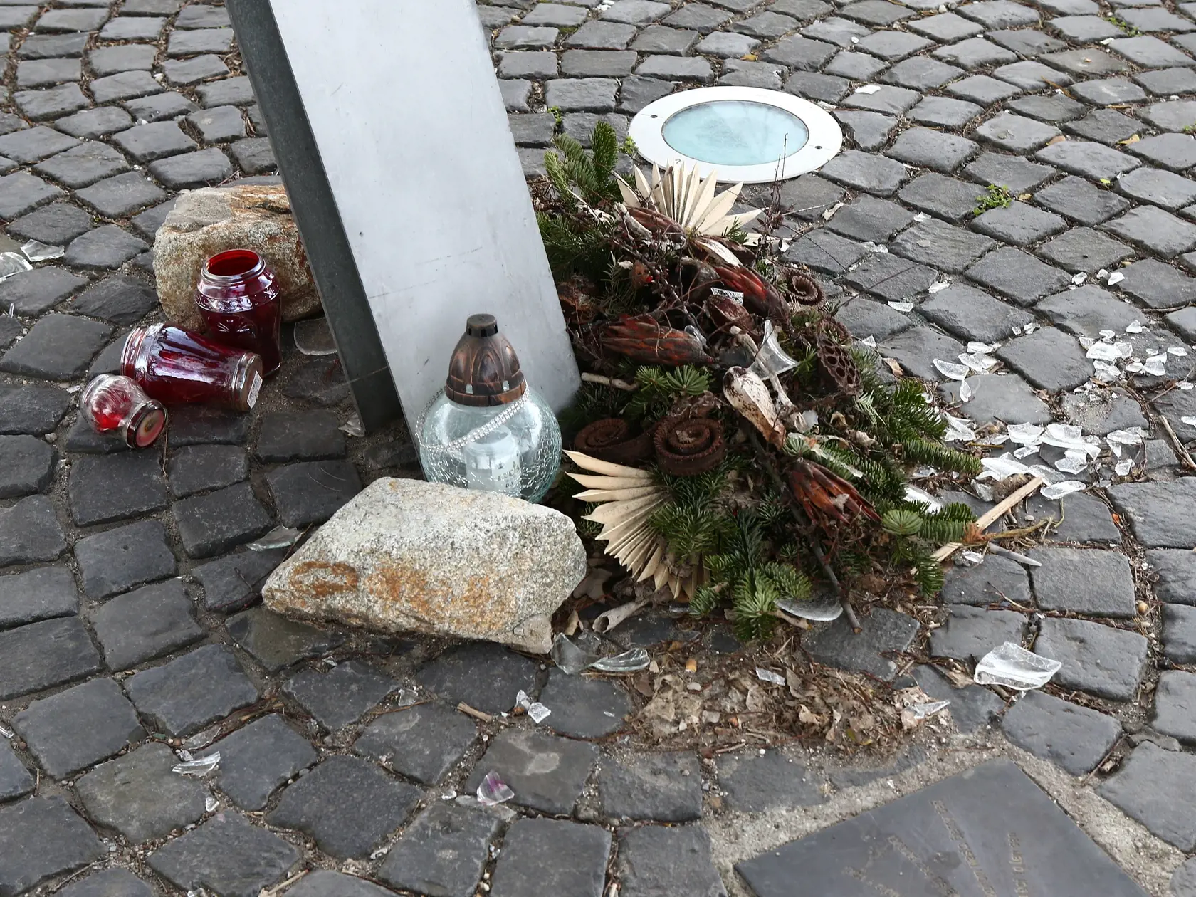 Pamätník Daniela Tupého, ktorého zavraždili na Tyršovom nábreží v Bratislave.
