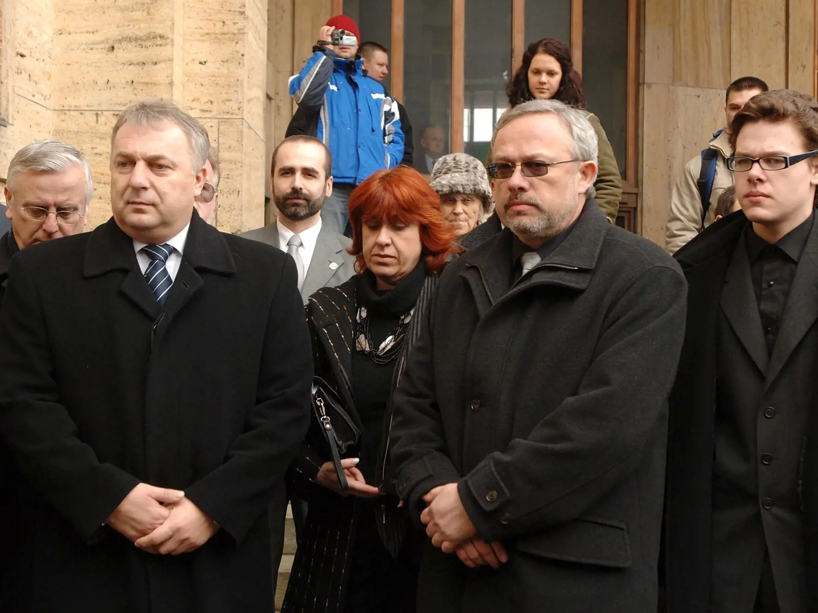Pietna spomienka: Na fotografii Danielov brat, vpravo, a jeho rodičia, v strede.
