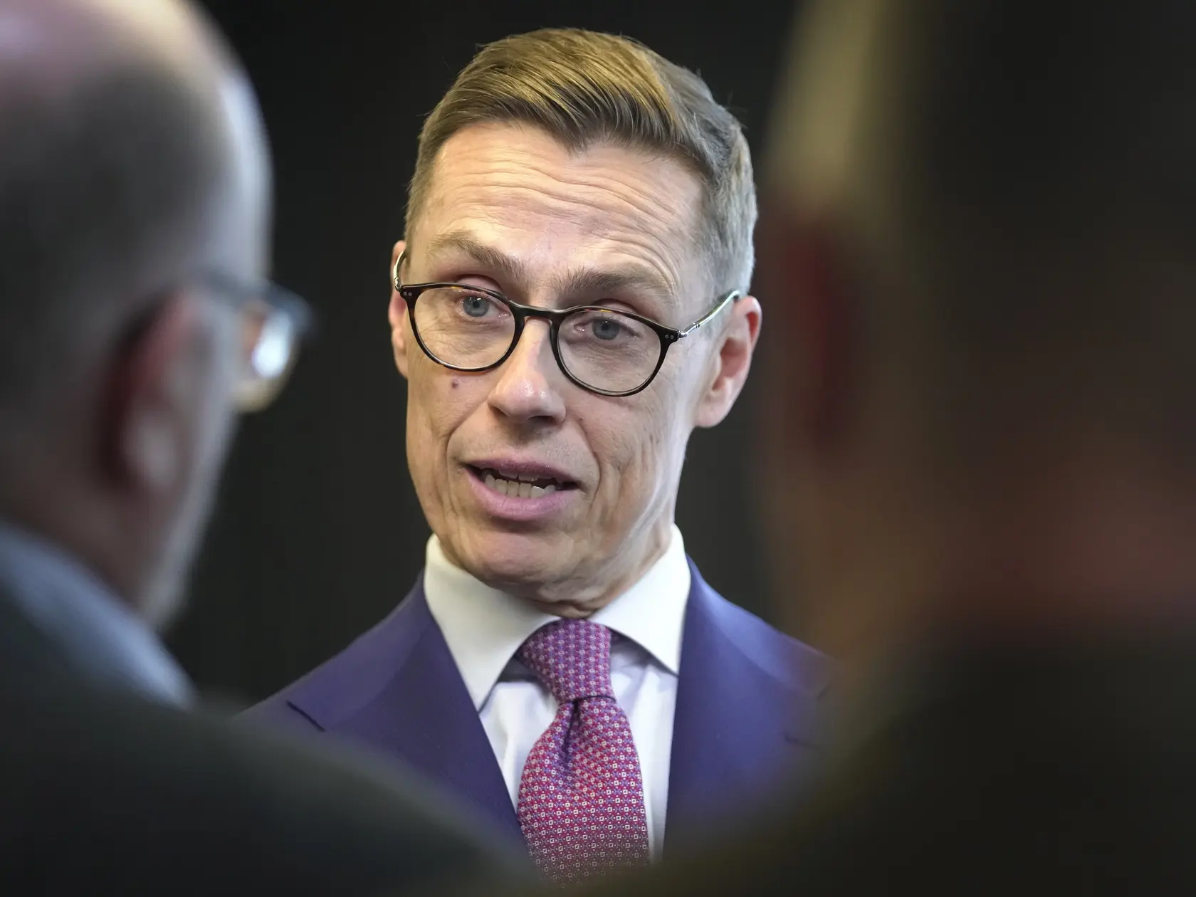 Novozvolený fínsky prezident, bývalý premiér a líder Národnej koalície Alexander Stubb hovorí s novinármi počas tlačovej konferencie po jeho víťazstve v 2. kole prezidentských volieb v Helsinkách 12. februára 2024. Bývalý fínsky premiér Alexander Stubb v nedeľu zvíťazil v druhom kole prezidentských volieb.
