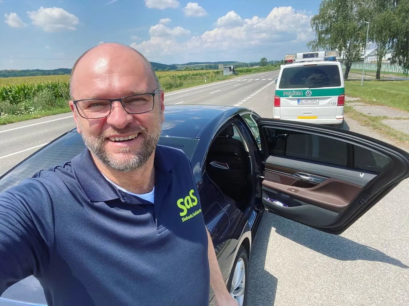 Richard Sulík sa vo voľnom čase rád oblieka do tmavomodrého straníckeho trička.